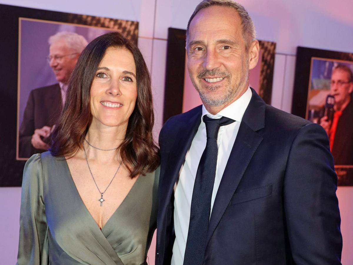 Ex-Gladbach-Trainer Adi Hütter (r.) mit seiner Frau Sabine bei der Leonidas Sportlerwahl-Gala am 30. März 2023 in Salzburg. Hütter umarmt auf dem roten Teppich seine Sabine.