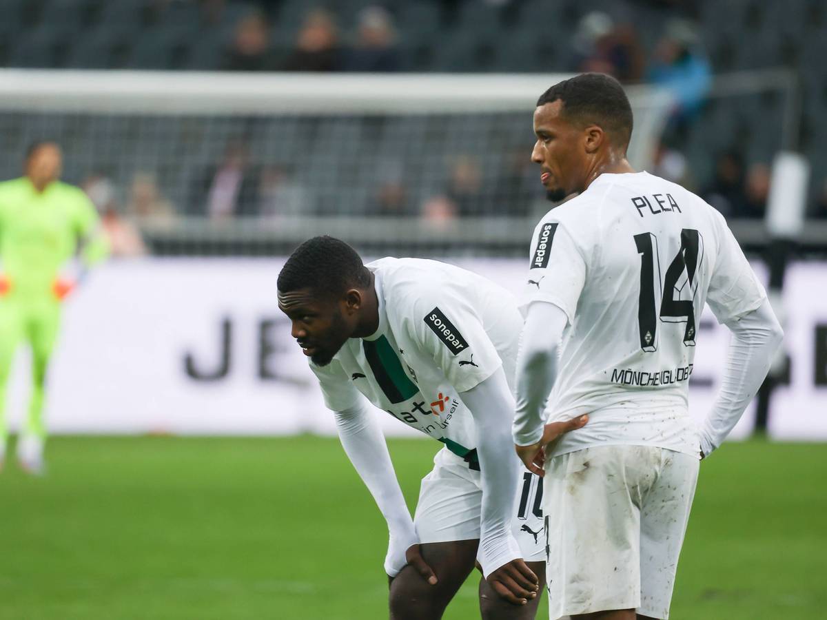 Die Gladbach-Stürmer Alassane Plea (r.) und Marcus Thuram, hier zu sehen am 14. Januar 2023 im Borussia-Park. Beide schauen unzufrieden zur Seite.