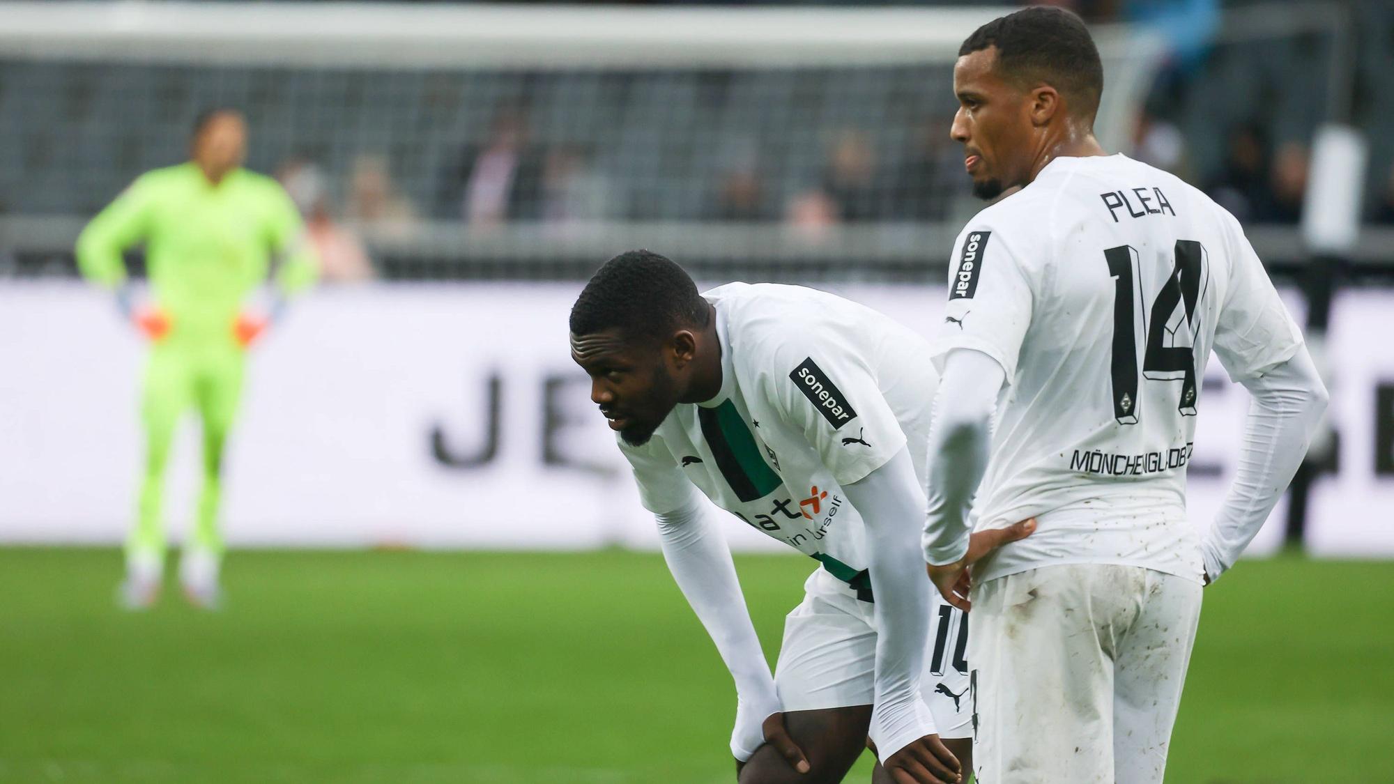 Die Gladbach-Stürmer Alassane Plea (r.) und Marcus Thuram, hier zu sehen am 14. Januar 2023 im Borussia-Park. Beide schauen unzufrieden zur Seite.