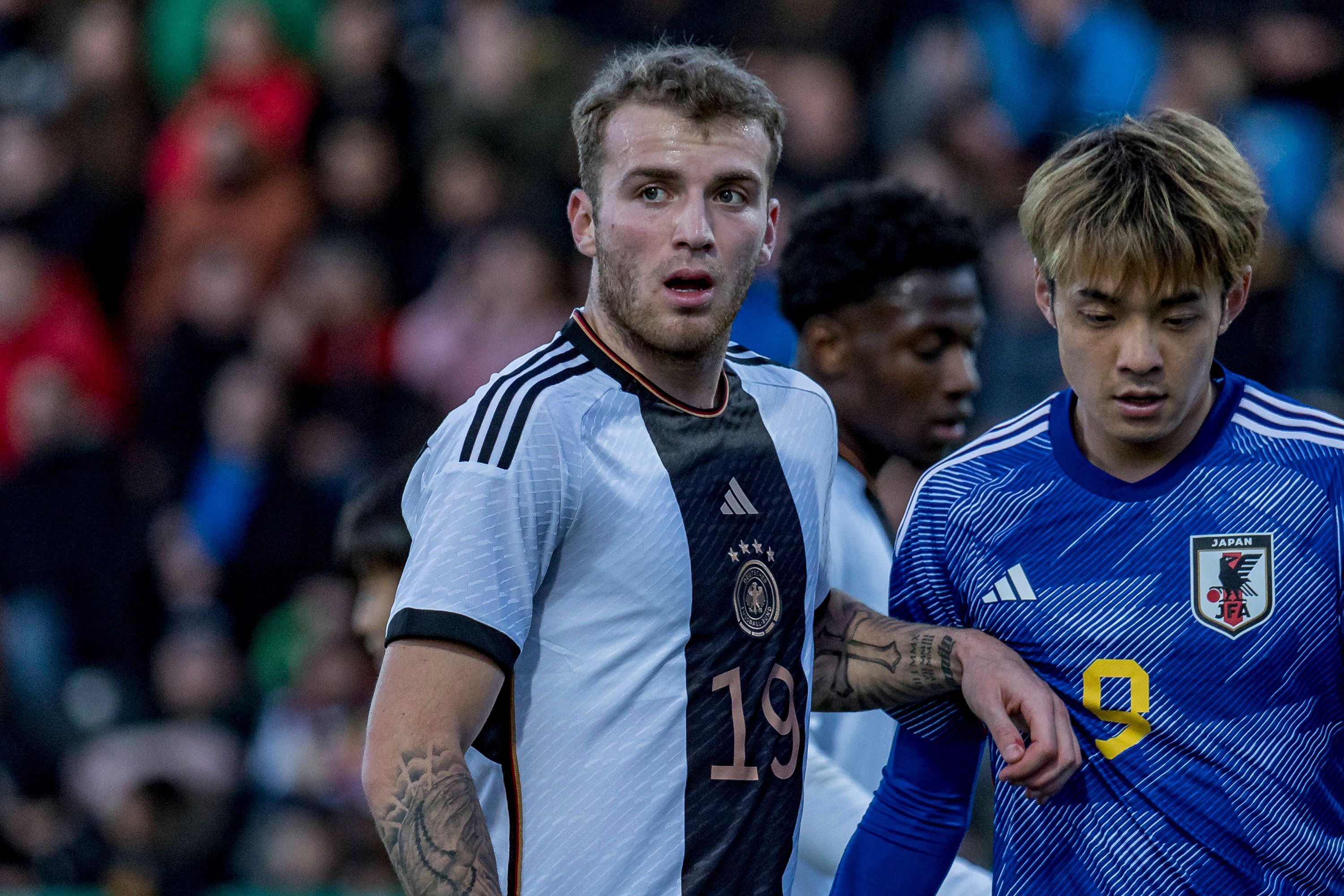 DFB-U21-Nationalspieler Jordan Beyer steht nun vor einem festen Transfer von Borussia Mönchengladbach zum englischen Premier-League-Aufsteiger FC Burnley. Auf diesem Bild ist der Verteidiger am 24. März 2023 im Länderspiel gegen die U21 von Japan in Frankfurt zu sehen. Beyer steht bei seinem Gegenspieler und hat das Spielgeschehen im Blick.