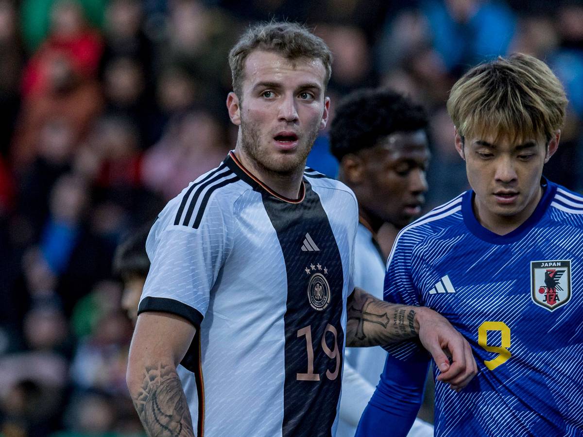 DFB-U21-Nationalspieler Jordan Beyer steht nun vor einem festen Transfer von Borussia Mönchengladbach zum englischen Premier-League-Aufsteiger FC Burnley. Auf diesem Bild ist der Verteidiger am 24. März 2023 im Länderspiel gegen die U21 von Japan in Frankfurt zu sehen. Beyer steht bei seinem Gegenspieler und hat das Spielgeschehen im Blick.