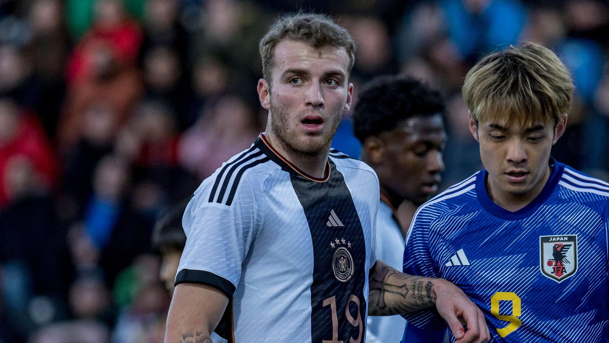 DFB-U21-Nationalspieler Jordan Beyer steht nun vor einem festen Transfer von Borussia Mönchengladbach zum englischen Premier-League-Aufsteiger FC Burnley. Auf diesem Bild ist der Verteidiger am 24. März 2023 im Länderspiel gegen die U21 von Japan in Frankfurt zu sehen. Beyer steht bei seinem Gegenspieler und hat das Spielgeschehen im Blick.