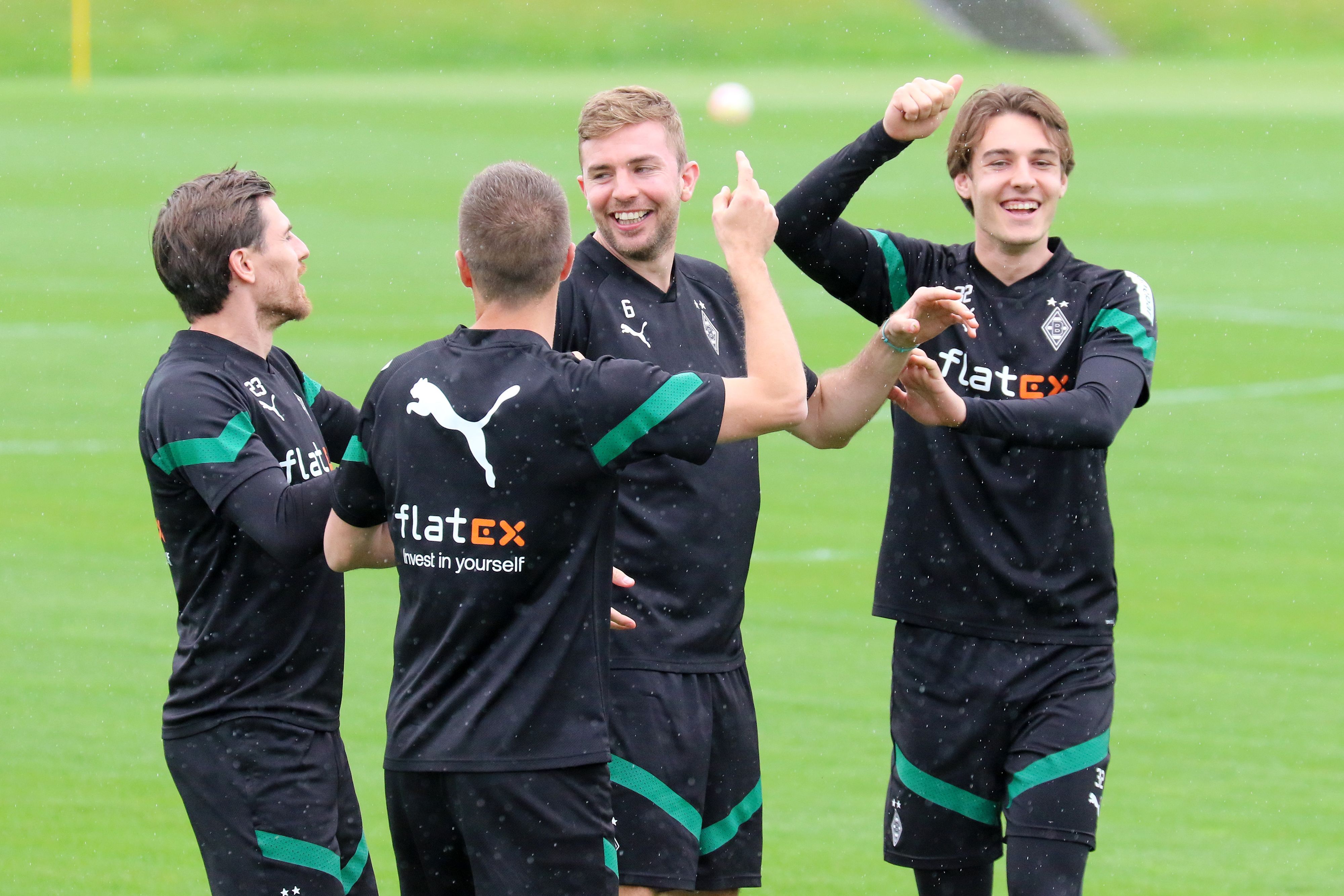 Die Gladbach-Profis Jonas Hofmann, Patrick Herrmann, Christoph Kramer und Florian Neuhaus (v.l.n.r.) 
am Dienstag (9. Mai 2023) beim Vorbereitungsstart im Borussia-Park auf das Bundesliga-Duell bei Borussia Dortmund.