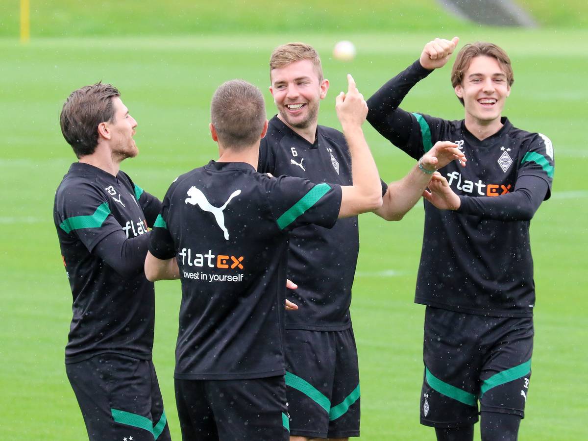 Die Gladbach-Profis Jonas Hofmann, Patrick Herrmann, Christoph Kramer und Florian Neuhaus (v.l.n.r.)
am Dienstag (9. Mai 2023) beim Vorbereitungsstart im Borussia-Park auf das Bundesliga-Duell bei Borussia Dortmund.