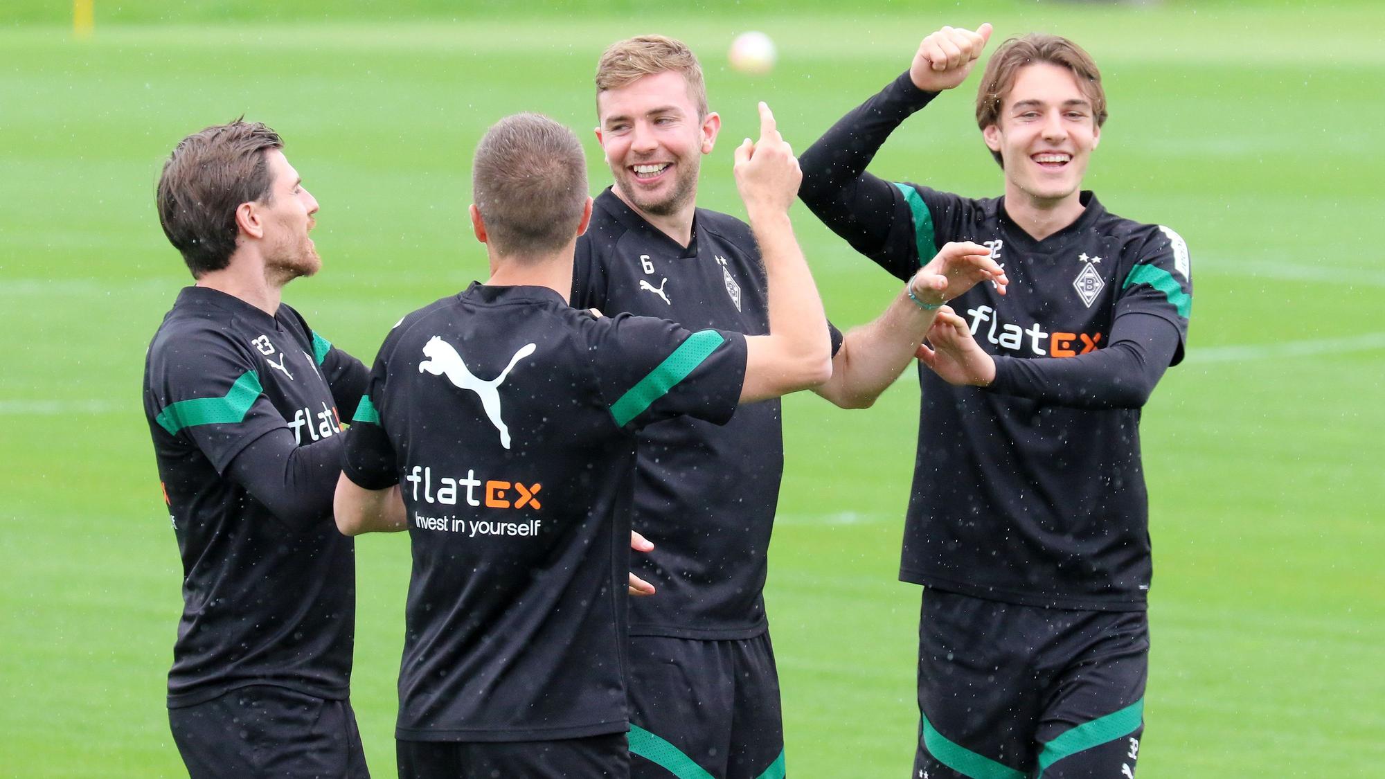 Die Gladbach-Profis Jonas Hofmann, Patrick Herrmann, Christoph Kramer und Florian Neuhaus (v.l.n.r.)
am Dienstag (9. Mai 2023) beim Vorbereitungsstart im Borussia-Park auf das Bundesliga-Duell bei Borussia Dortmund.