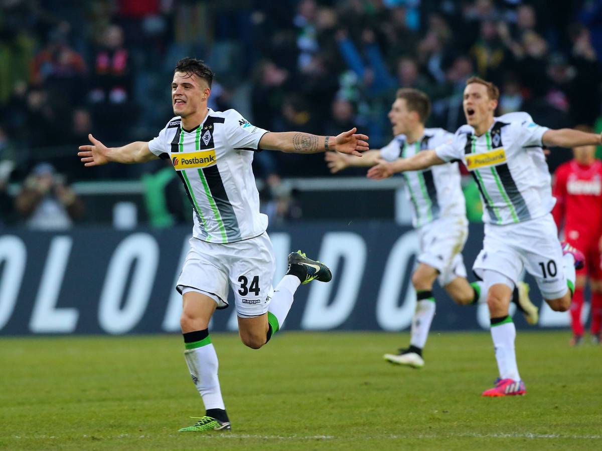 Ex-Gladbach-Star Granit Xhaka, der aktuell bei Arsenal London in der Premier League unter Vertrag steht, wird mit einer Rückkehr ins Rheinland in Verbindung gebracht. Auf diesem Foto ist er als Derby-Held (14. Februar 2015) gegen den 1. FC Köln zu sehen. Xhaka hat beim Jubellauf die Arme ausgebreitet.