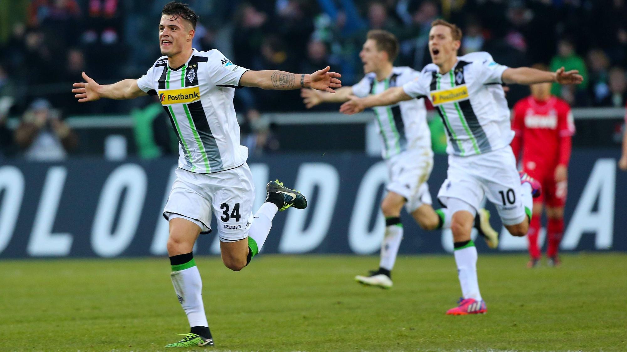 Ex-Gladbach-Star Granit Xhaka, der aktuell bei Arsenal London in der Premier League unter Vertrag steht, wird mit einer Rückkehr ins Rheinland in Verbindung gebracht. Auf diesem Foto ist er als Derby-Held (14. Februar 2015) gegen den 1. FC Köln zu sehen. Xhaka hat beim Jubellauf die Arme ausgebreitet.