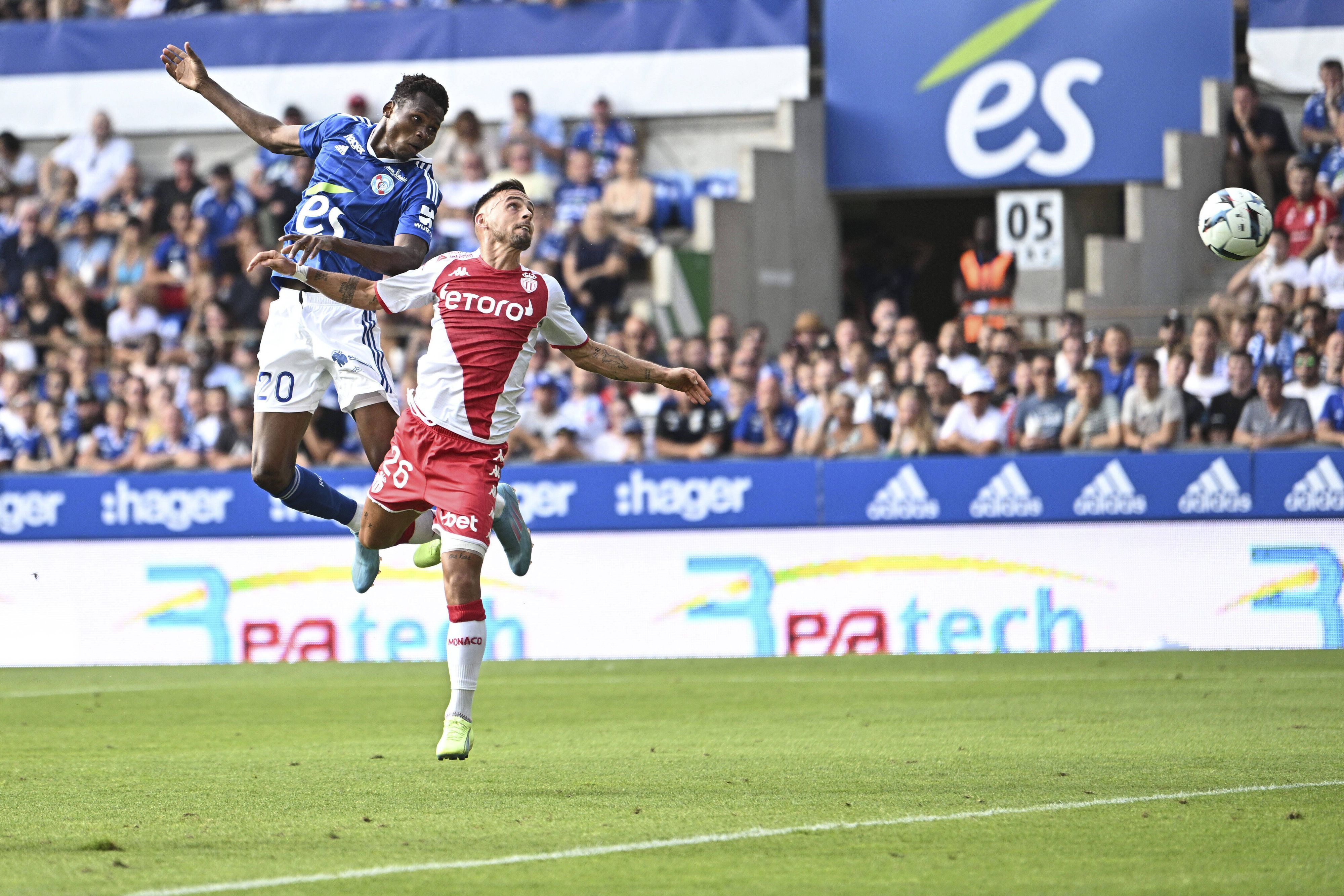 Habib Diallo (l.) gewinnt im Spiel von Racing Straßburg gegen AS Monaco am 6. August 2022 ein Kopfballduell und erzielt so ein Tor.
