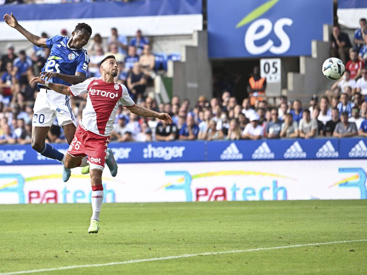 Habib Diallo (l.) gewinnt im Spiel von Racing Straßburg gegen AS Monaco am 6. August 2022 ein Kopfballduell und erzielt so ein Tor.