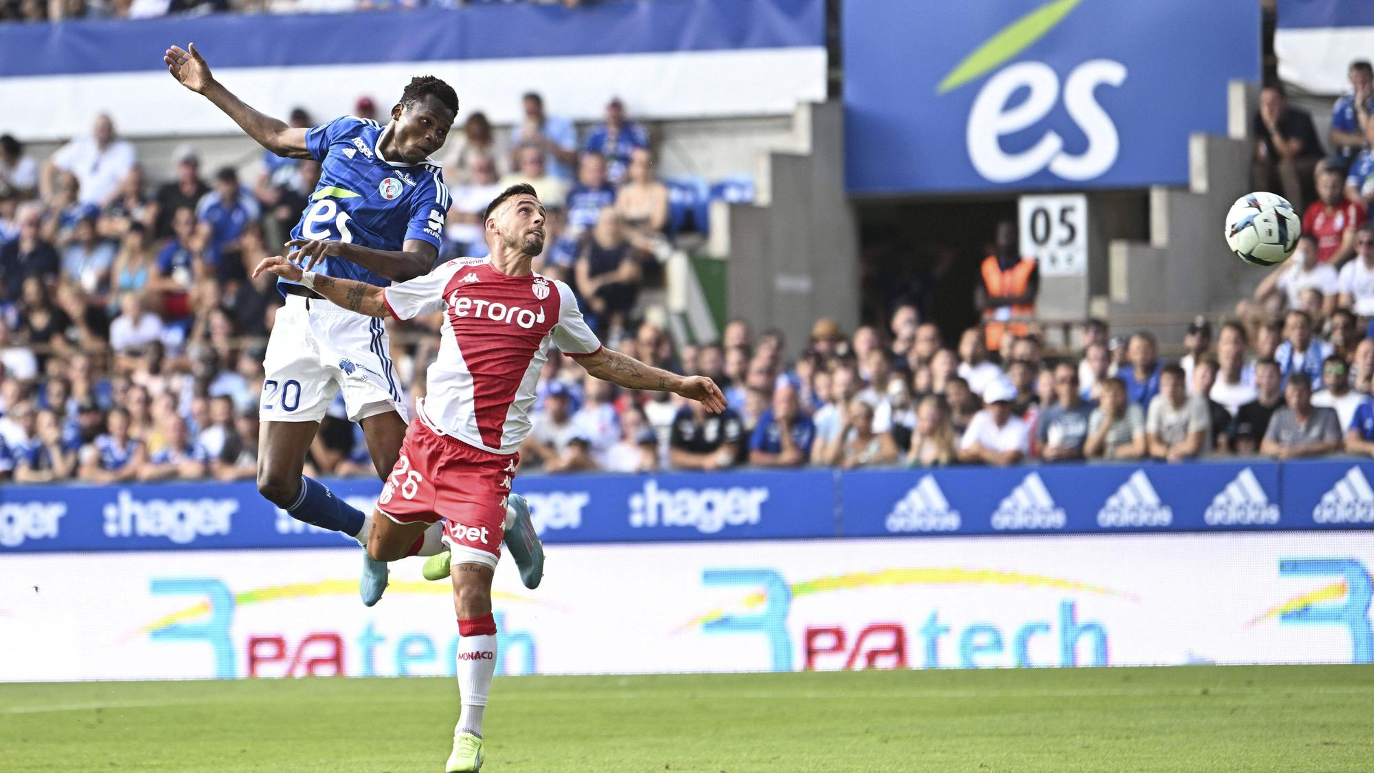 Habib Diallo (l.) gewinnt im Spiel von Racing Straßburg gegen AS Monaco am 6. August 2022 ein Kopfballduell und erzielt so ein Tor.