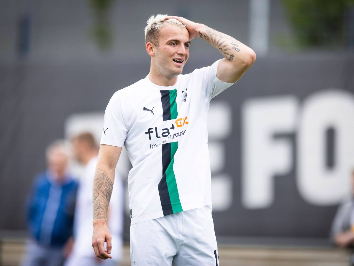 Das Foto zeigt Jordan Beyer am 26. Juni 2022 beim Trainingsauftakt von Borussia Mönchengladbach zur Saison 2022/23.