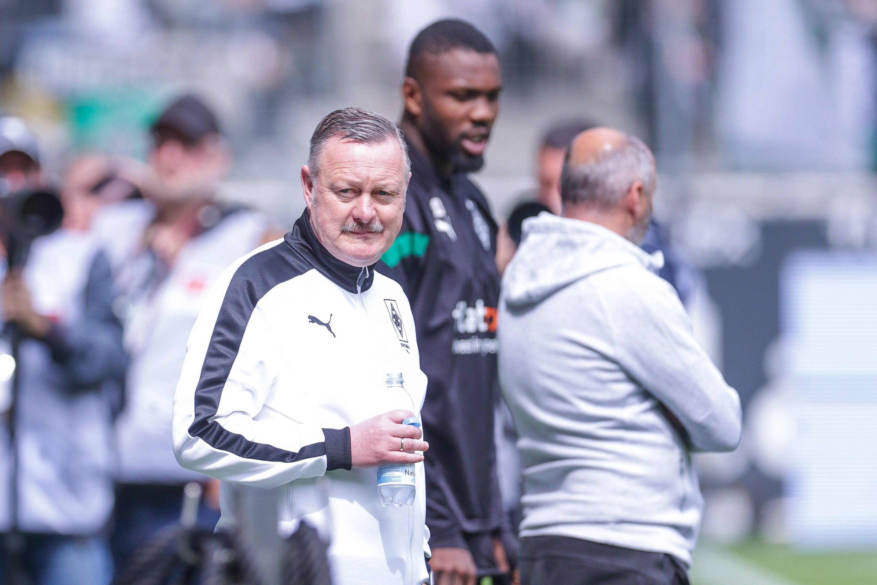 Roland Virkus, Manager von Borussia Mönchengladbach, sucht einen Stürmer-Nachfolger für Marcus Thuram (im Hintergrund). Der Franzose verlässt Gladbach nach Saisonende ablösefrei. Das Foto zeigt den Fohlen-Manager im Rahmen des Bundesliga-Spiels gegen den VfL Bochum am 6. Mai 2023.