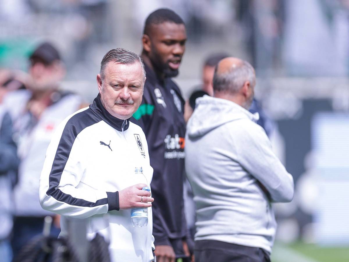 Roland Virkus, Manager von Borussia Mönchengladbach, sucht einen Stürmer-Nachfolger für Marcus Thuram (im Hintergrund). Der Franzose verlässt Gladbach nach Saisonende ablösefrei. Das Foto zeigt den Fohlen-Manager im Rahmen des Bundesliga-Spiels gegen den VfL Bochum am 6. Mai 2023.