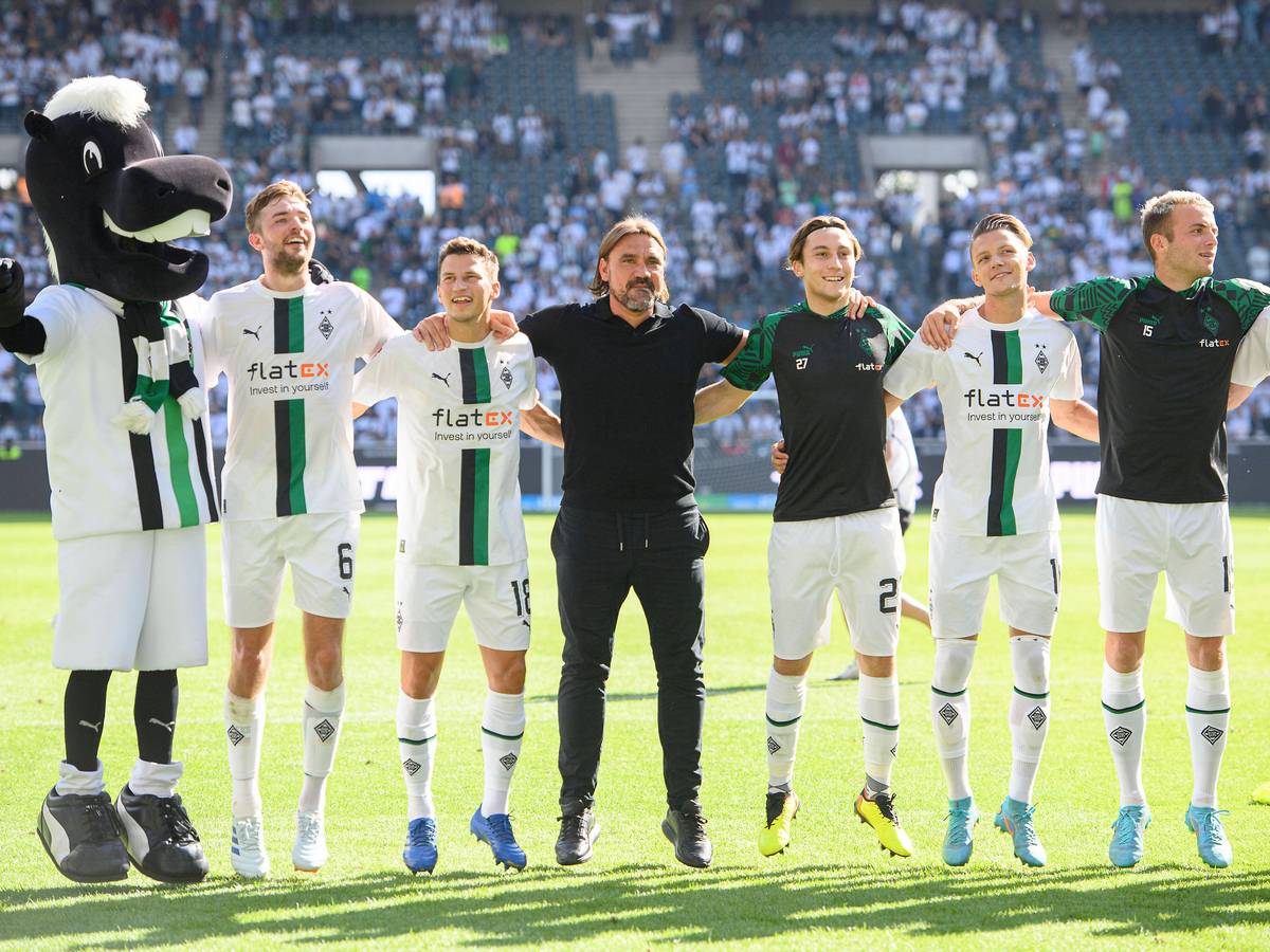 Arm in Arm jubeln die Spieler von Borussia Mönchengladbach mit Trainer Daniel Farke (3.v.l.) am 6. August 2022 nach dem Bundesliga-Sieg gegen die TSG Hoffenheim.