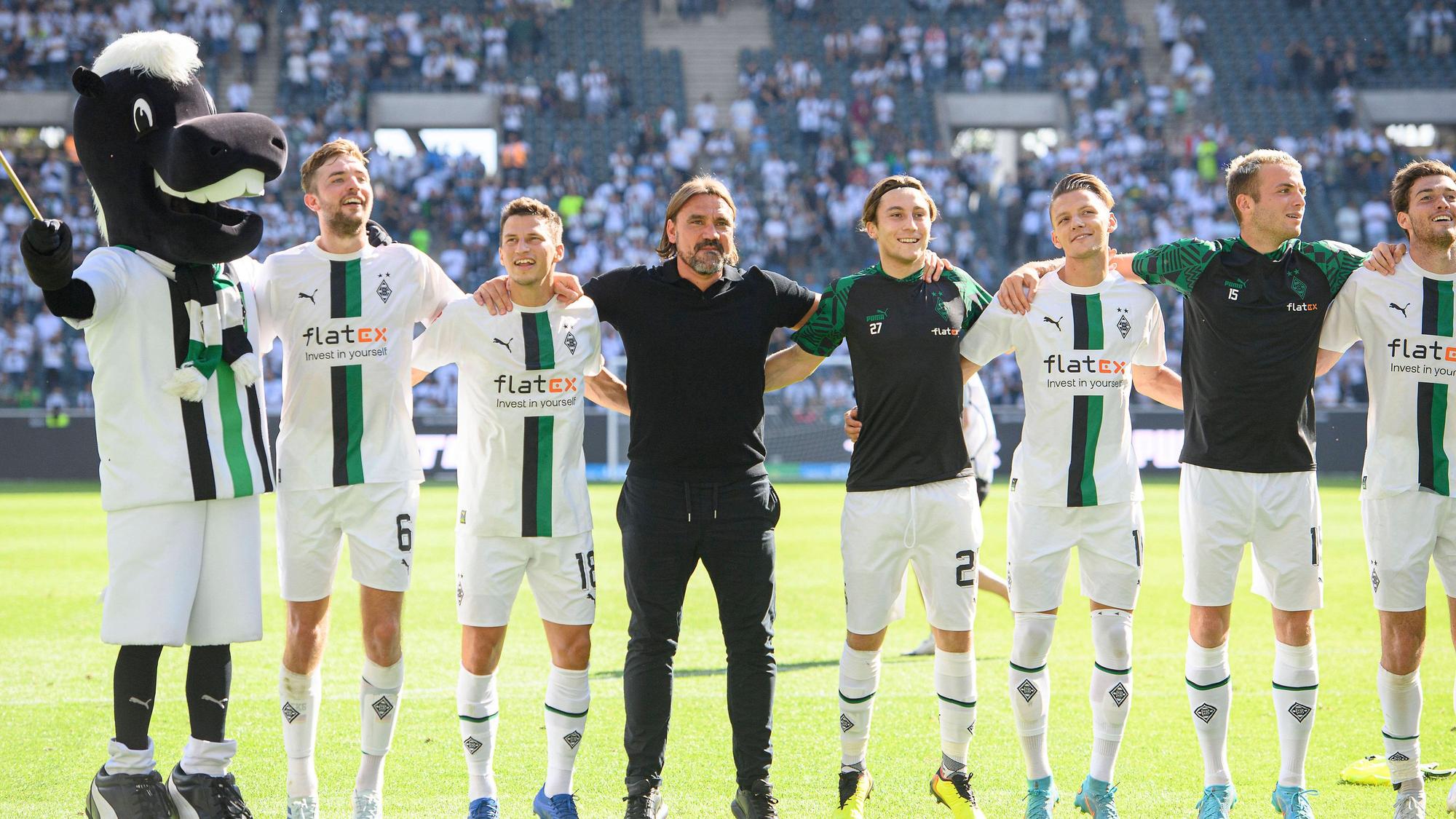 Arm in Arm jubeln die Spieler von Borussia Mönchengladbach mit Trainer Daniel Farke (3.v.l.) am 6. August 2022 nach dem Bundesliga-Sieg gegen die TSG Hoffenheim.