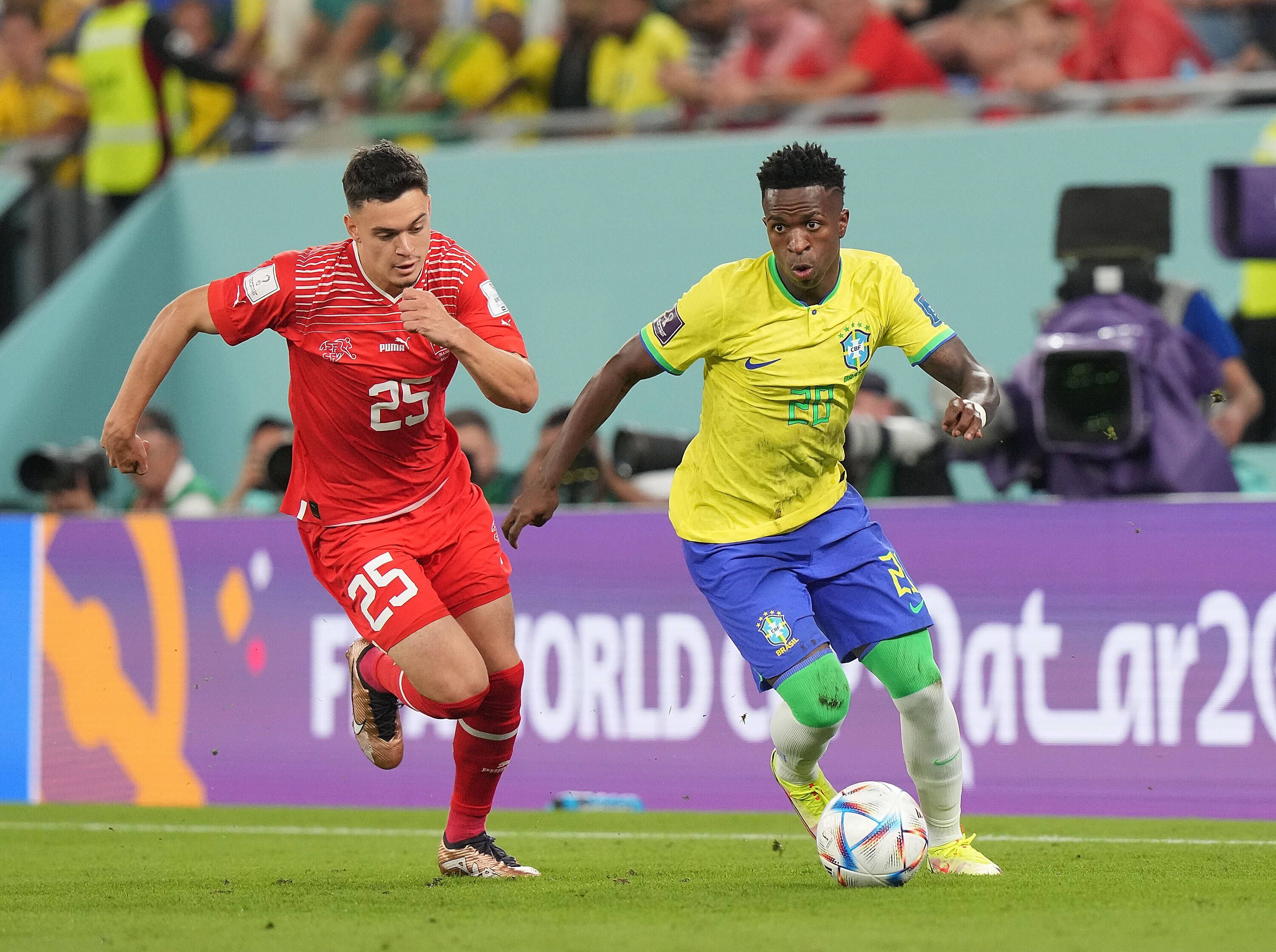 Fabian Rieder (l.) liefert sich beim WM-Spiel der Schweiz gegen Brasilien am 28. November 2022 ein Laufduell mit Vinicius Jr. von Real Madrid.