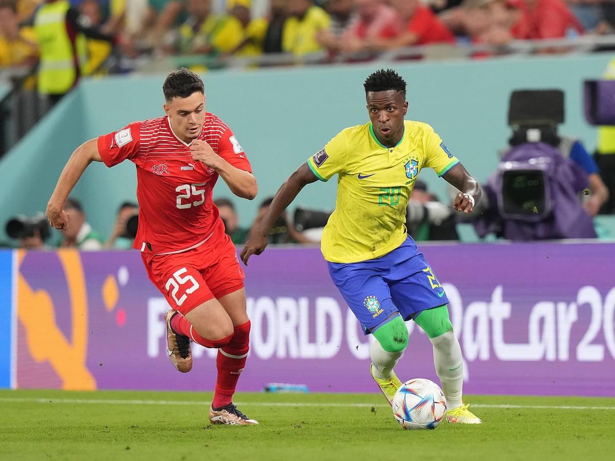 Fabian Rieder (l.) liefert sich beim WM-Spiel der Schweiz gegen Brasilien am 28. November 2022 ein Laufduell mit Vinicius Jr. von Real Madrid.