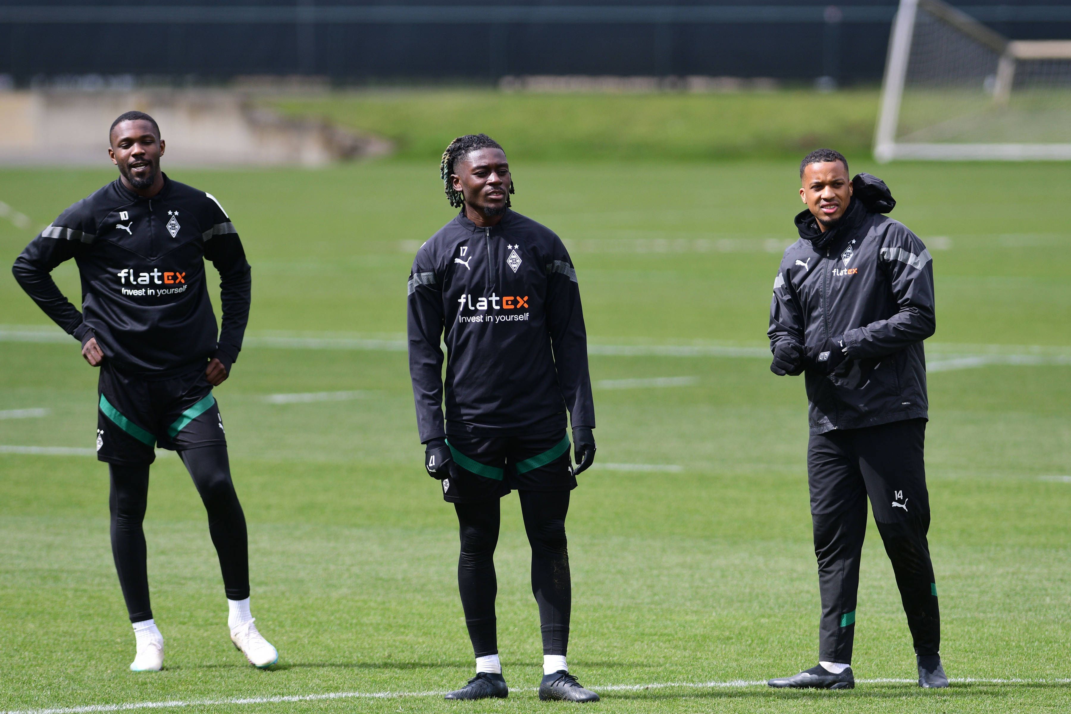 Marcus Thuram, Manu Koné und Alassane Plea (v. l. n. r.) beim Training von Borussia Mönchengladbach am 13. April 2023. Thuram und Plea werden im Bundesliga-Auswärtsspiel bei Borussia Dortmund (13. Mai) fehlen, auch Koné droht auszufallen.