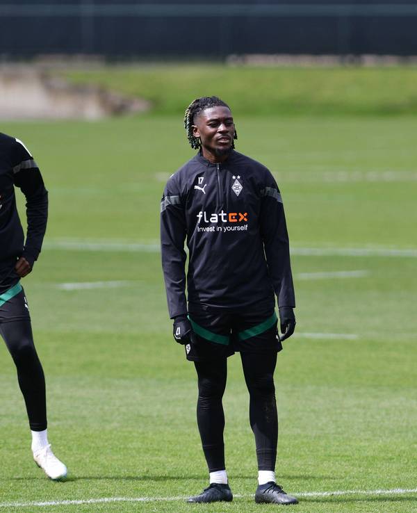 Marcus Thuram, Manu Koné und Alassane Plea (v. l. n. r.) beim Training von Borussia Mönchengladbach am 13. April 2023. Thuram und Plea werden im Bundesliga-Auswärtsspiel bei Borussia Dortmund (13. Mai) fehlen, auch Koné droht auszufallen.