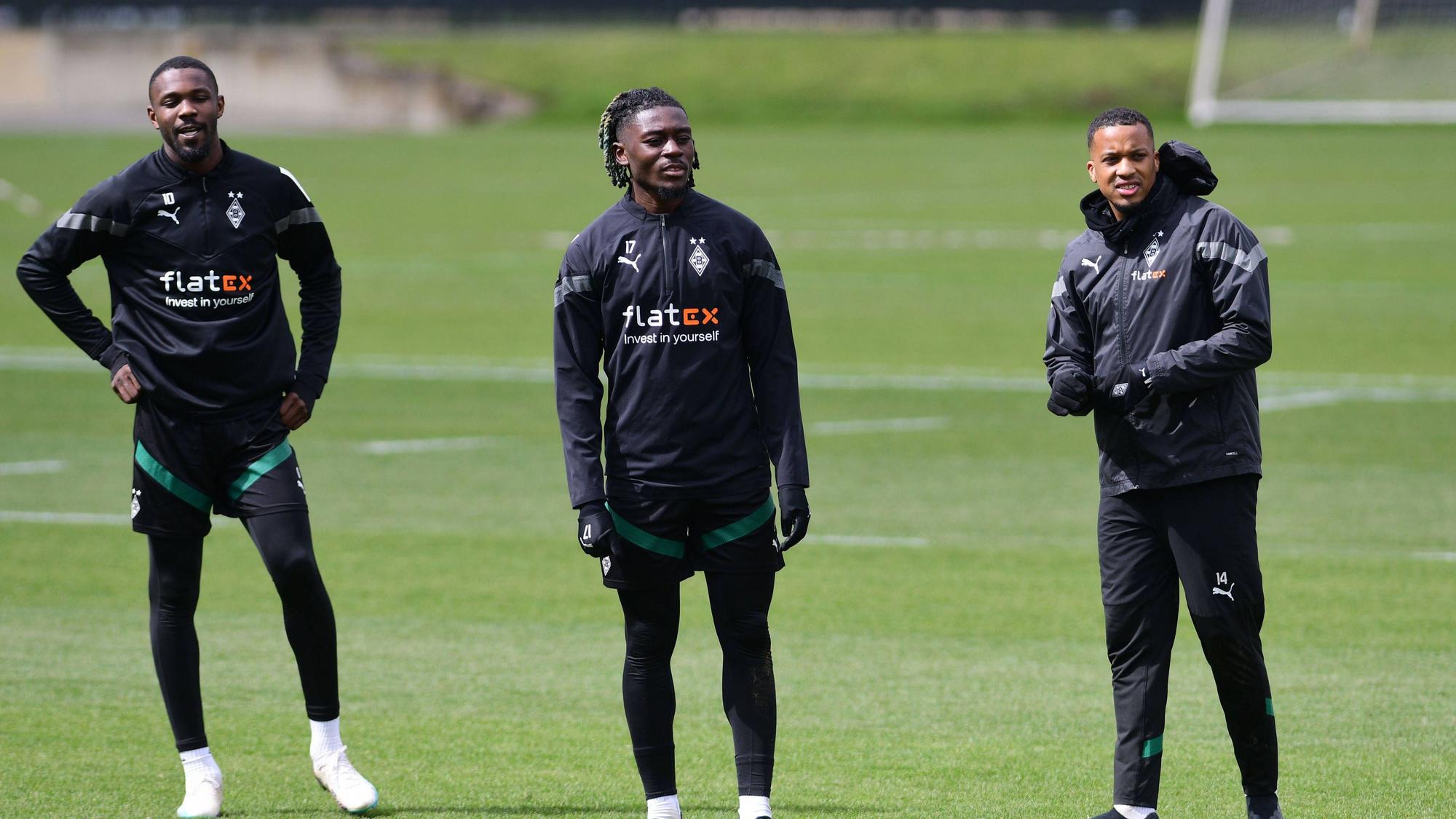 Marcus Thuram, Manu Koné und Alassane Plea (v. l. n. r.) beim Training von Borussia Mönchengladbach am 13. April 2023. Thuram und Plea werden im Bundesliga-Auswärtsspiel bei Borussia Dortmund (13. Mai) fehlen, auch Koné droht auszufallen.
