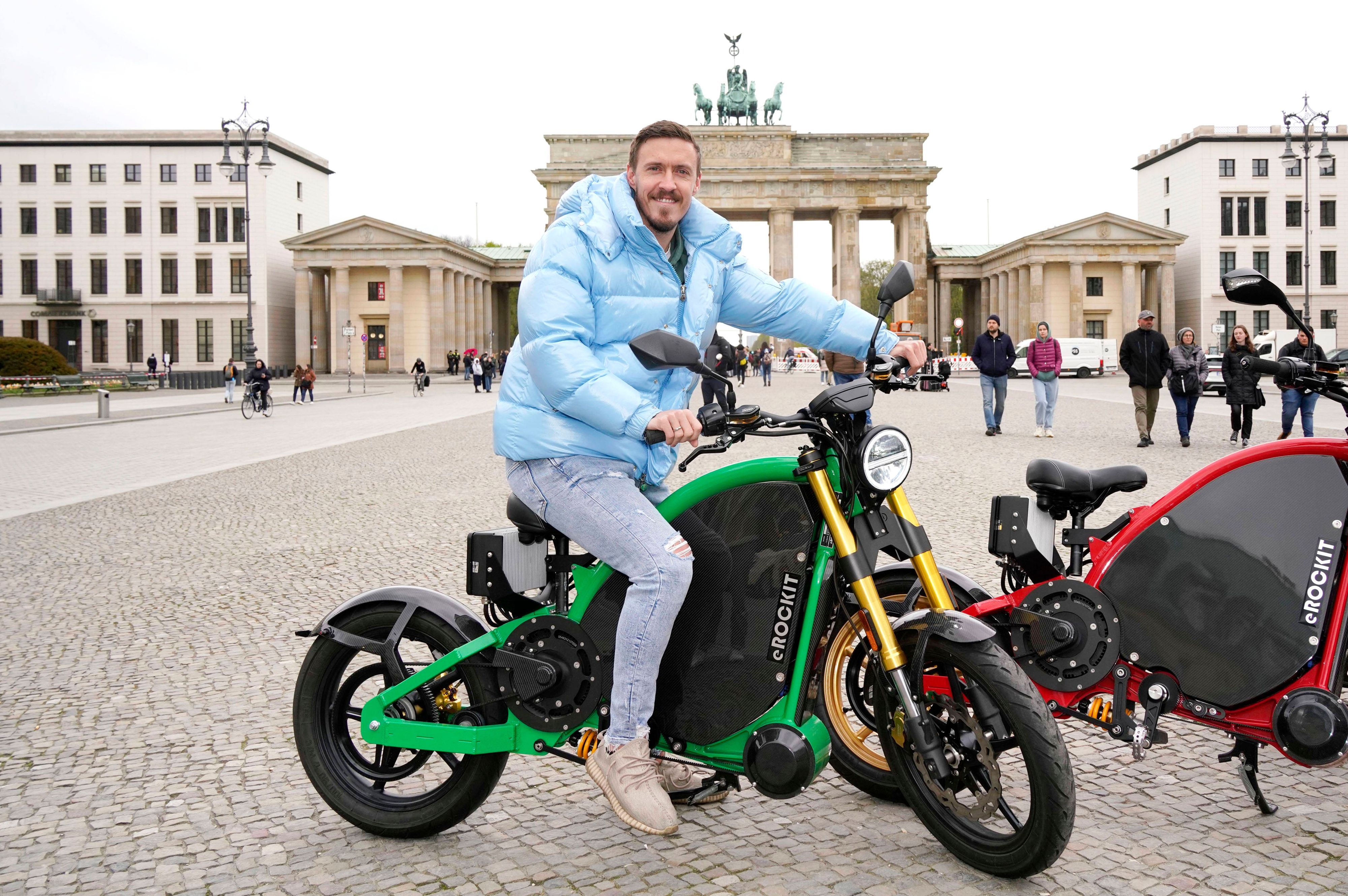 Max Kruse, hier beim Fototermin mit „eROCKIT“-Fahrzeugen am Brandenburger Tor am 25. April 2023, hofft auf sein baldiges Bundesliga-Comeback.