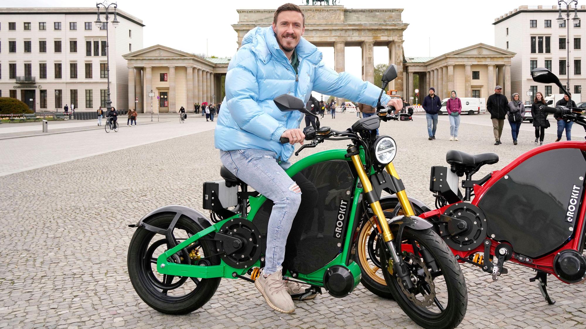 Max Kruse, hier beim Fototermin mit „eROCKIT“-Fahrzeugen am Brandenburger Tor am 25. April 2023, hofft auf sein baldiges Bundesliga-Comeback.
