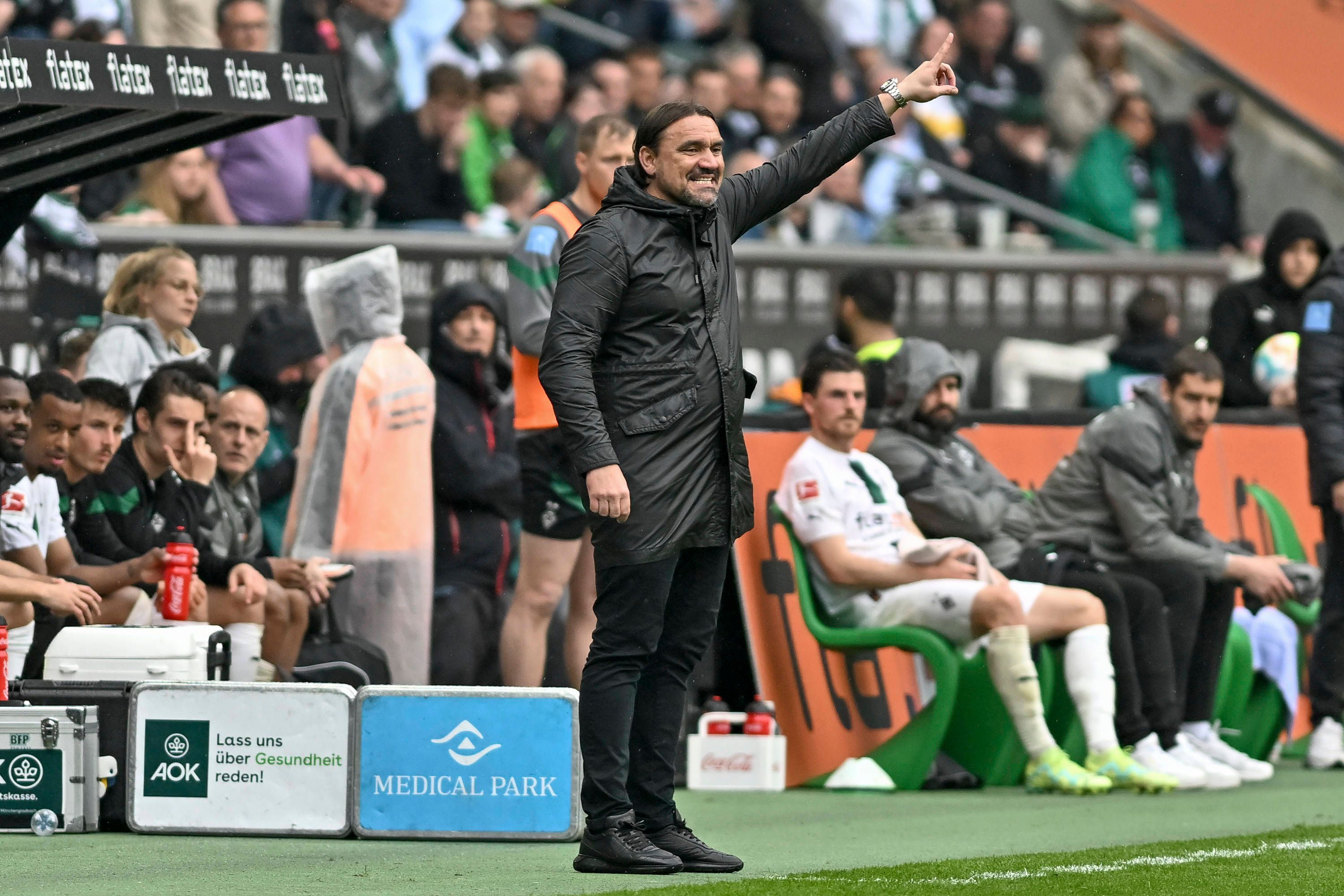 Daniel Farke gestikuliert im Bundesliga-Spiel von Borussia Mönchengladbach gegen den VfL Bochum am 6. Mai 2023 in seiner Coaching-Zone.