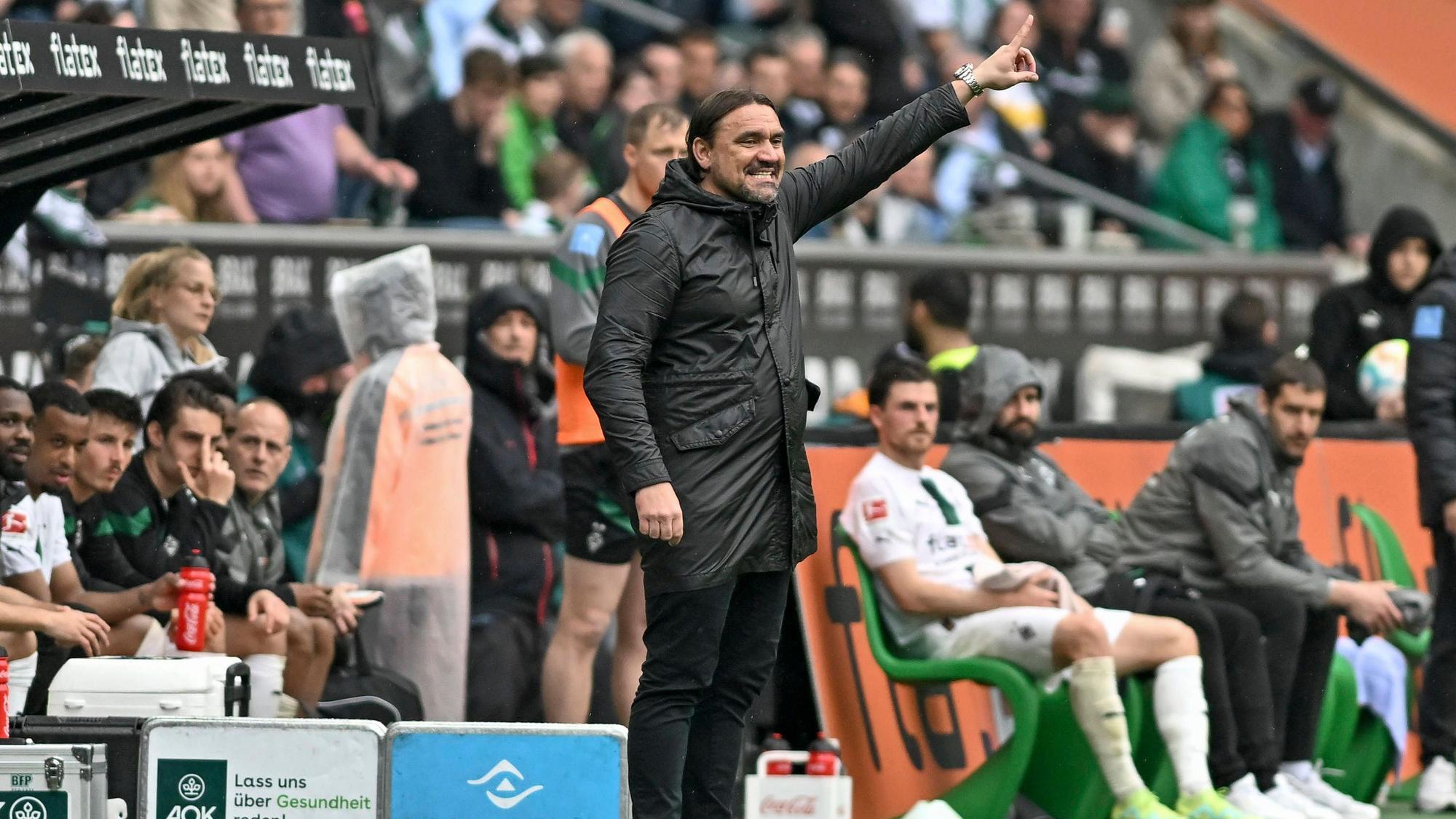 Daniel Farke gestikuliert im Bundesliga-Spiel von Borussia Mönchengladbach gegen den VfL Bochum am 6. Mai 2023 in seiner Coaching-Zone.