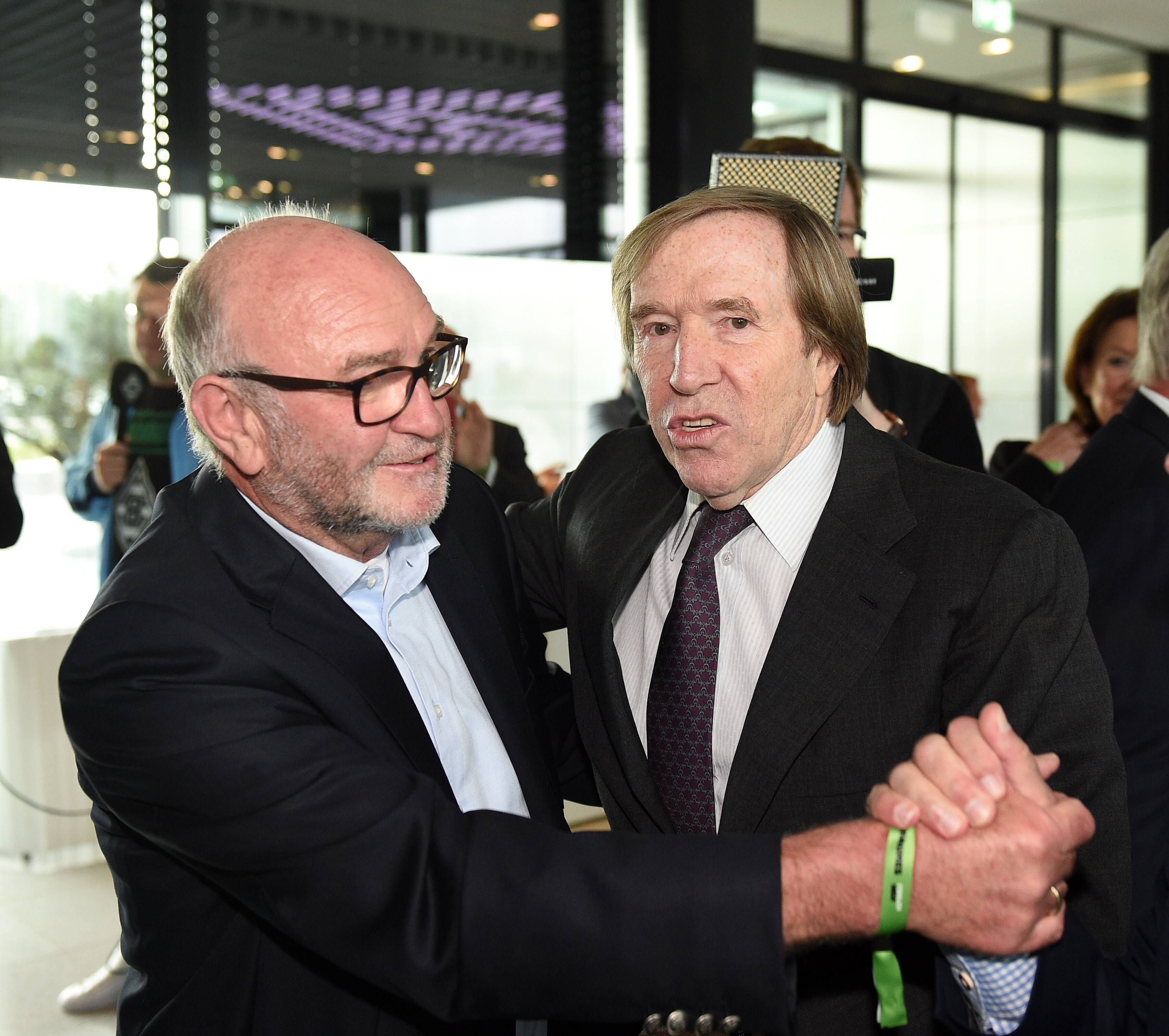 Horst Köppel (l.) und Günter Netzer (r.) begrüßen sich im Rahmen einer Veranstaltung in der Fohlenwelt, dem Vereinsmuseum von Borussia Mönchengladbach, am 5. September 2019.