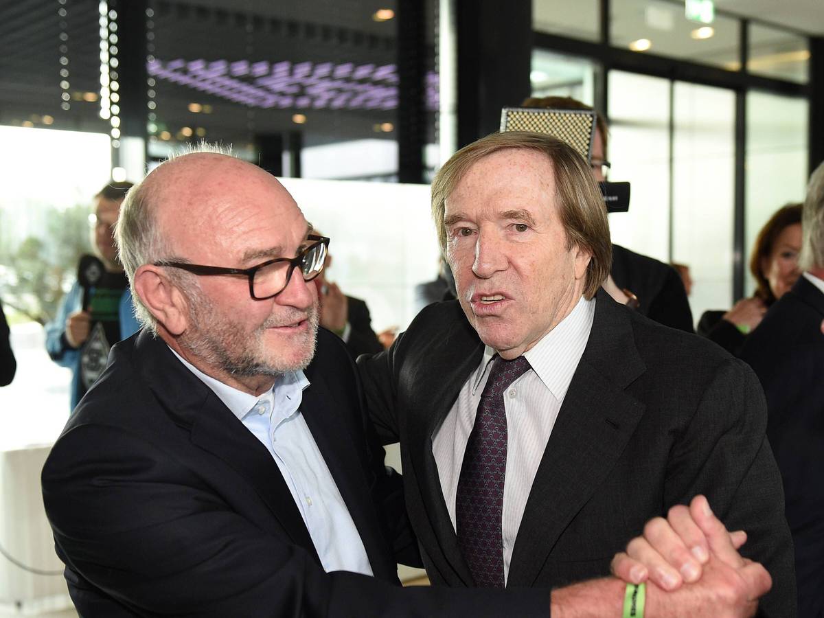Horst Köppel (l.) und Günter Netzer (r.) begrüßen sich im Rahmen einer Veranstaltung in der Fohlenwelt, dem Vereinsmuseum von Borussia Mönchengladbach, am 5. September 2019.