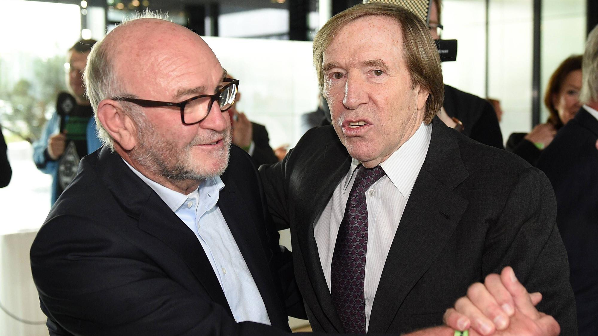 Horst Köppel (l.) und Günter Netzer (r.) begrüßen sich im Rahmen einer Veranstaltung in der Fohlenwelt, dem Vereinsmuseum von Borussia Mönchengladbach, am 5. September 2019.