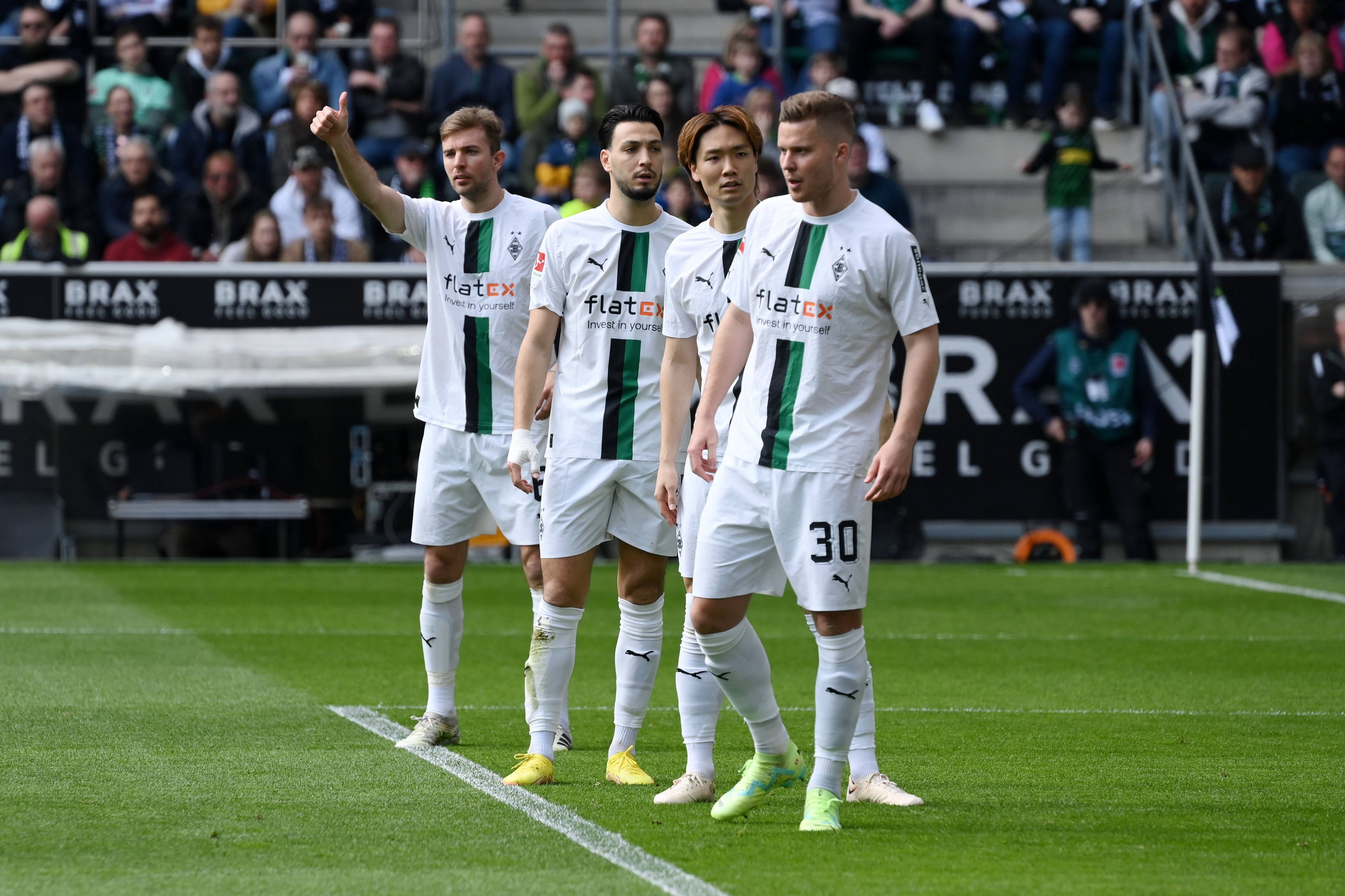Nico Elvedi, Ko Itakura, Ramy Bensebaini und Christoph Kramer (v. r. n. l.) von Borussia Mönchengladbach am 9. April 2023 im Spiel gegen den VfL Wolfsburg in Erwartung einer gegnerischen Ecke.