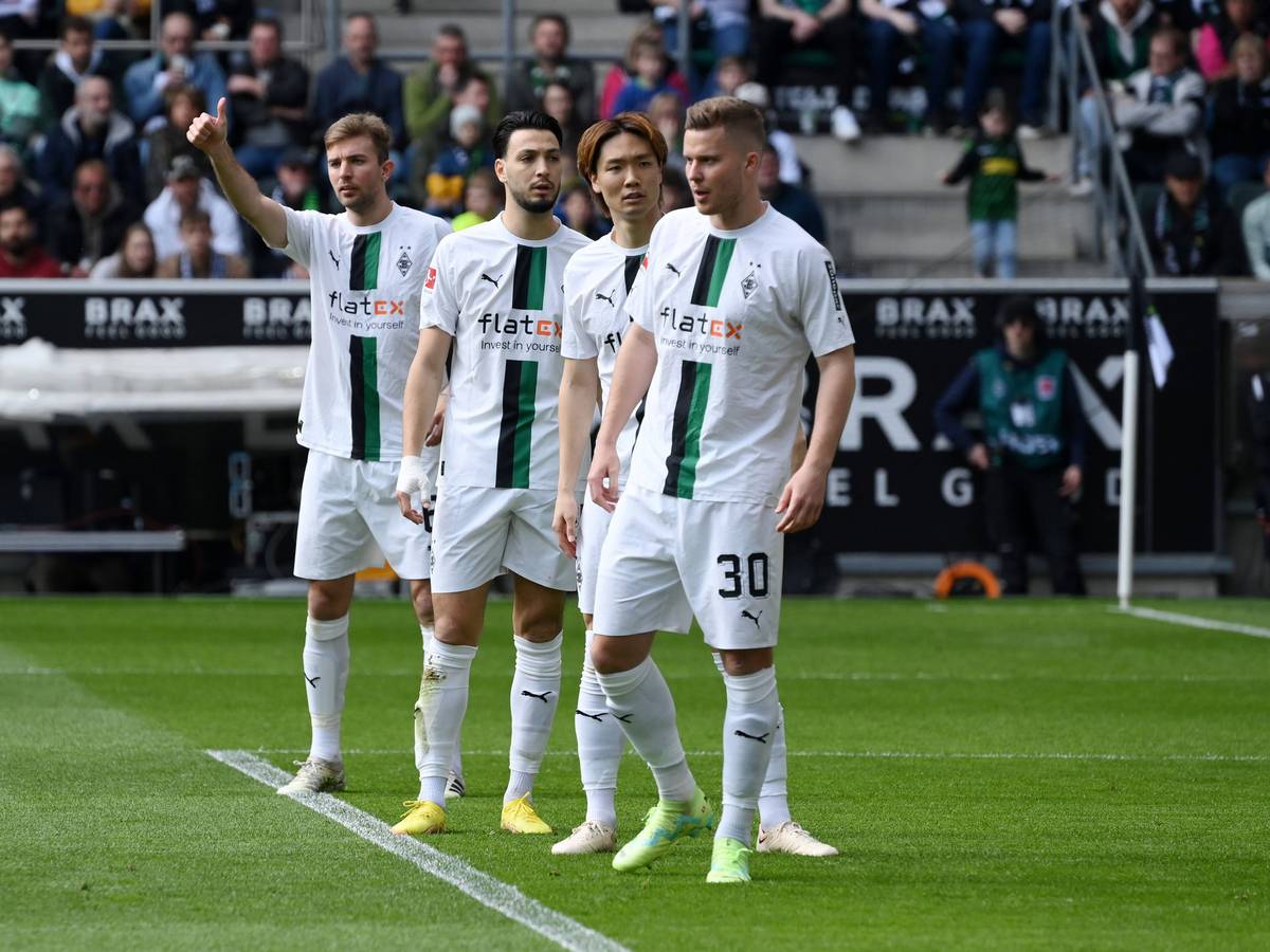 Nico Elvedi, Ko Itakura, Ramy Bensebaini und Christoph Kramer (v. r. n. l.) von Borussia Mönchengladbach am 9. April 2023 im Spiel gegen den VfL Wolfsburg in Erwartung einer gegnerischen Ecke.