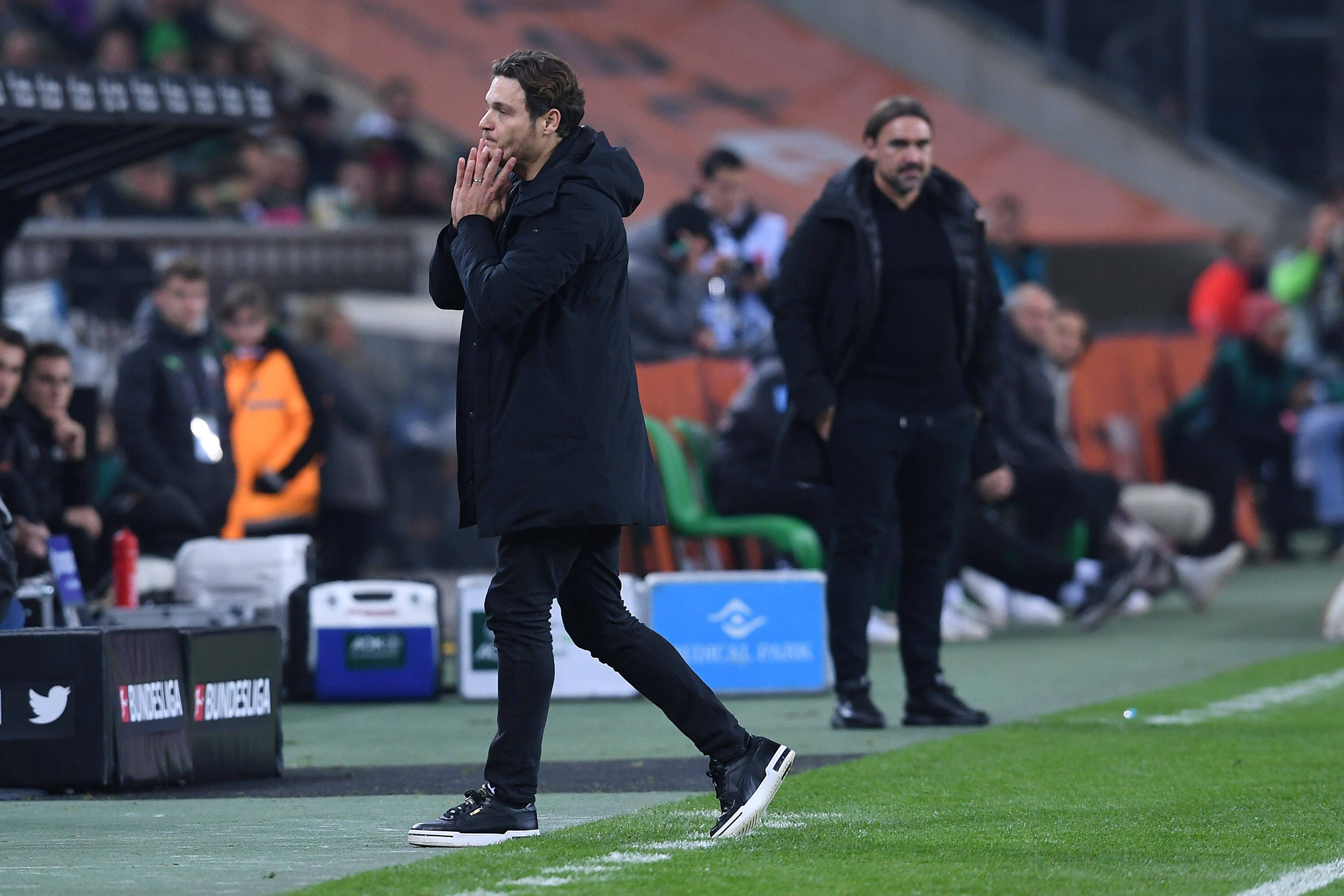 Edin Terzić, Trainer von Borussia Dortmund, schlägt bei der 2:4-Hinspielniederlage bei Borussia Mönchengladbach am 11. November 2022 die Hände vor dem Gesicht zusammen. Im Hintergrund Gladbach-Trainer schaut Daniel Farke dem Spiel zu.