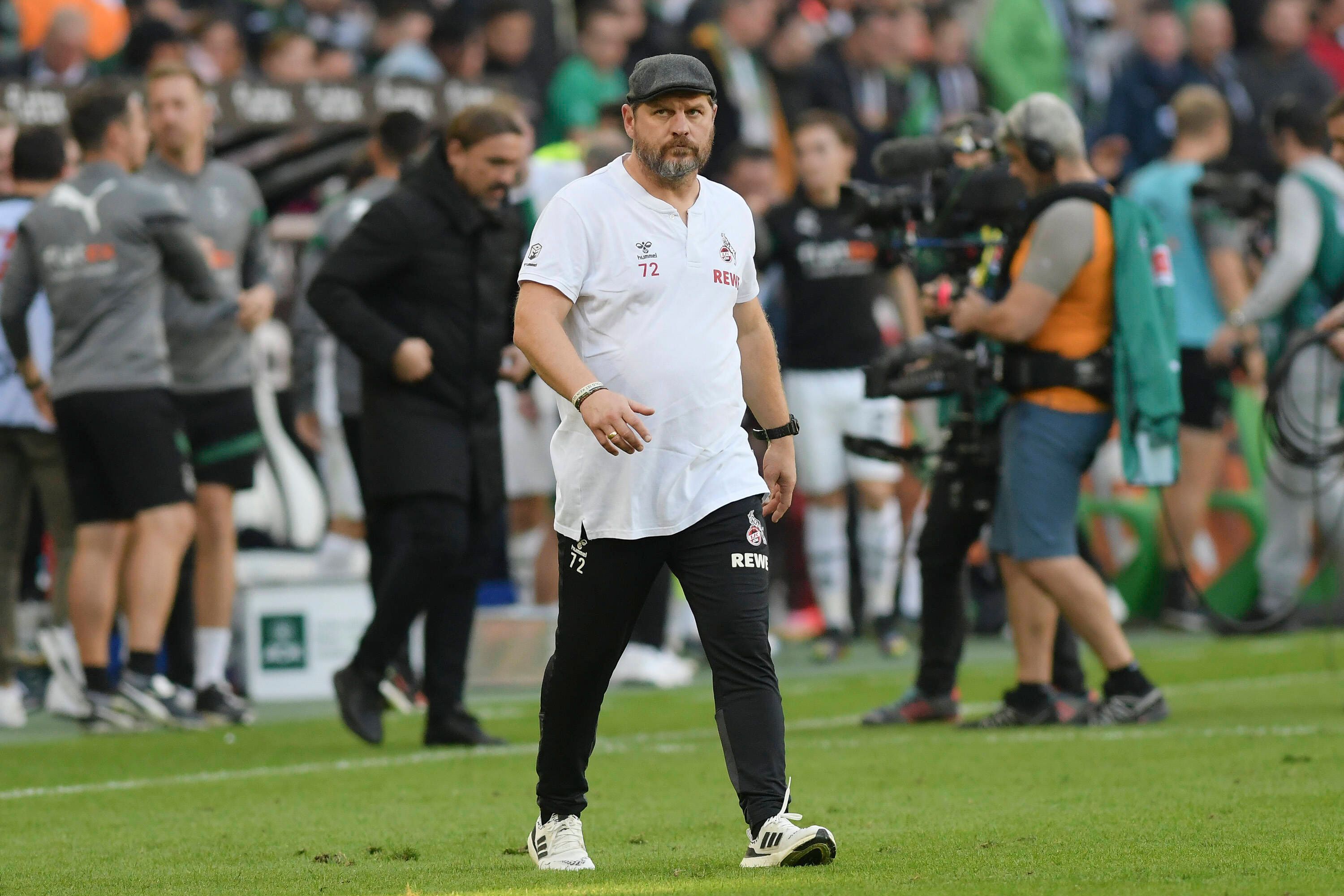 Steffen Baumgart, Trainer des 1. FC Köln, auf diesem Foto am 9. Oktober 2022 im Bundesliga-Duell bei Borussia Mönchengladbach im Borussia-Park zu sehen. Baumgart schreitet nach Spielende auf das Spielfeld.
