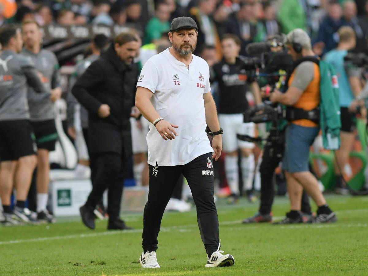 Steffen Baumgart, Trainer des 1. FC Köln, auf diesem Foto am 9. Oktober 2022 im Bundesliga-Duell bei Borussia Mönchengladbach im Borussia-Park zu sehen. Baumgart schreitet nach Spielende auf das Spielfeld.