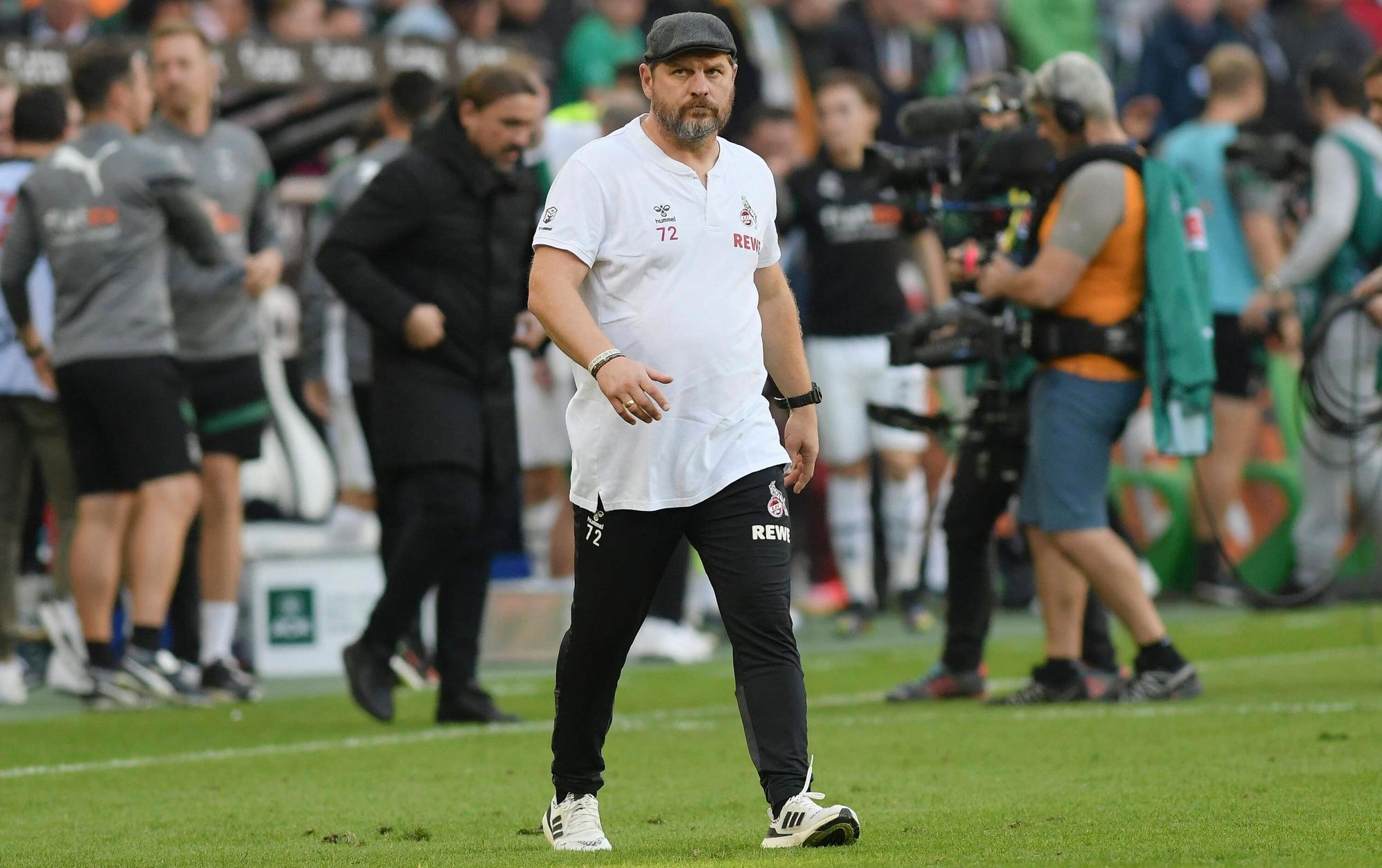 Steffen Baumgart, Trainer des 1. FC Köln, auf diesem Foto am 9. Oktober 2022 im Bundesliga-Duell bei Borussia Mönchengladbach im Borussia-Park zu sehen. Baumgart schreitet nach Spielende auf das Spielfeld.