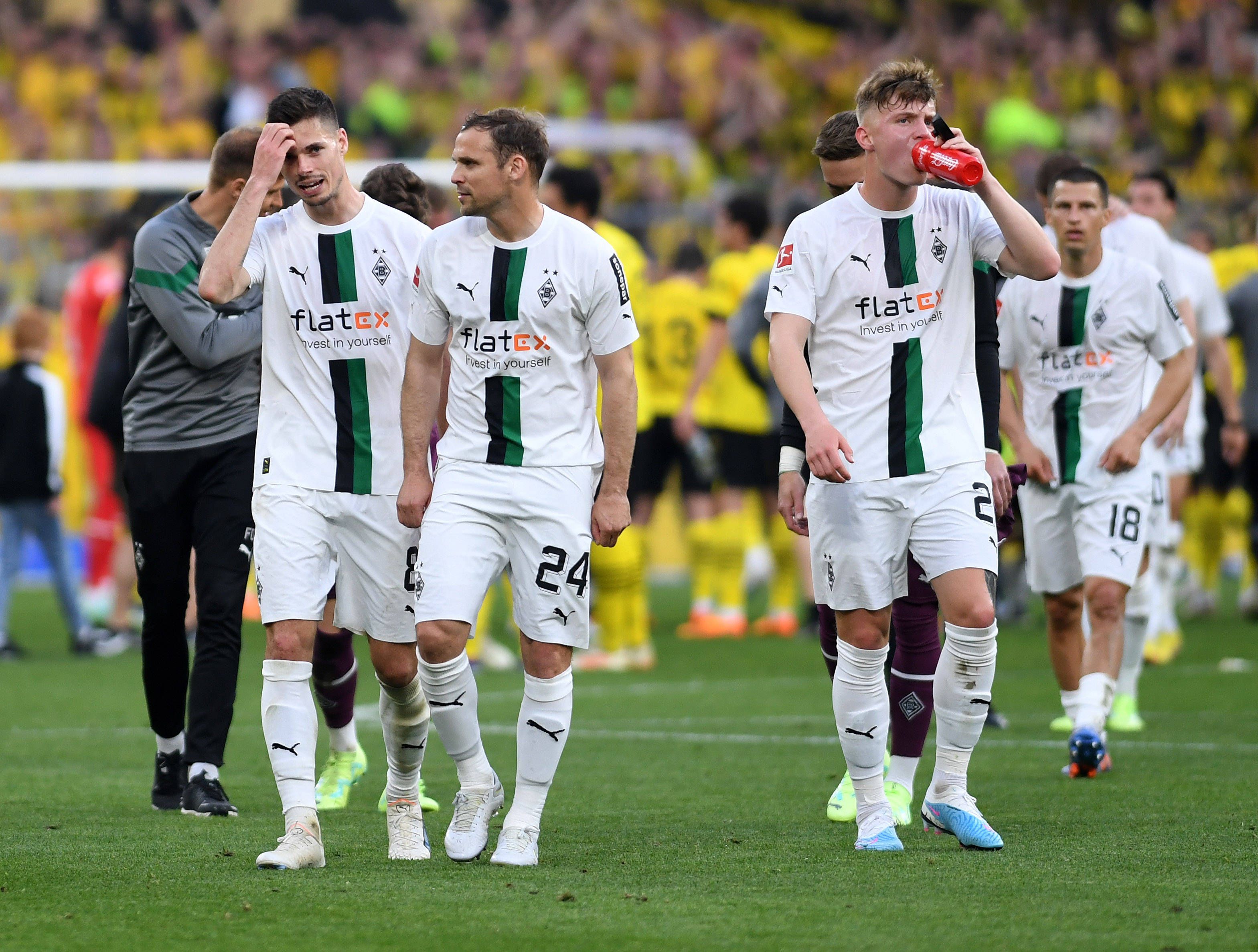 Enttäuschte Gladbach-Profis nach der 2:5-Klatsche im Bundesliga-Topspiel (13. Mai 2023) bei Borussia Dortmund. Zu sehen sind Weigl, Jantschke, Netz und Lainer (v.l.n.r.).