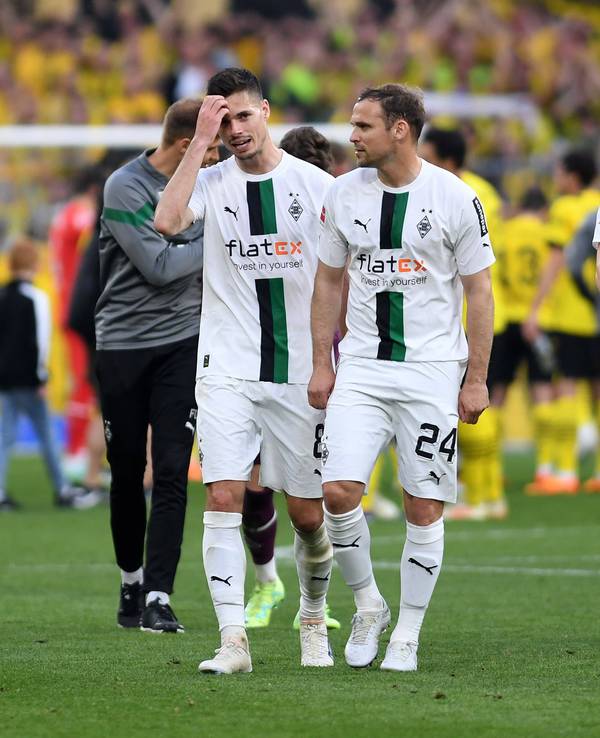 Enttäuschte Gladbach-Profis nach der 2:5-Klatsche im Bundesliga-Topspiel (13. Mai 2023) bei Borussia Dortmund. Zu sehen sind Weigl, Jantschke, Netz und Lainer (v.l.n.r.).