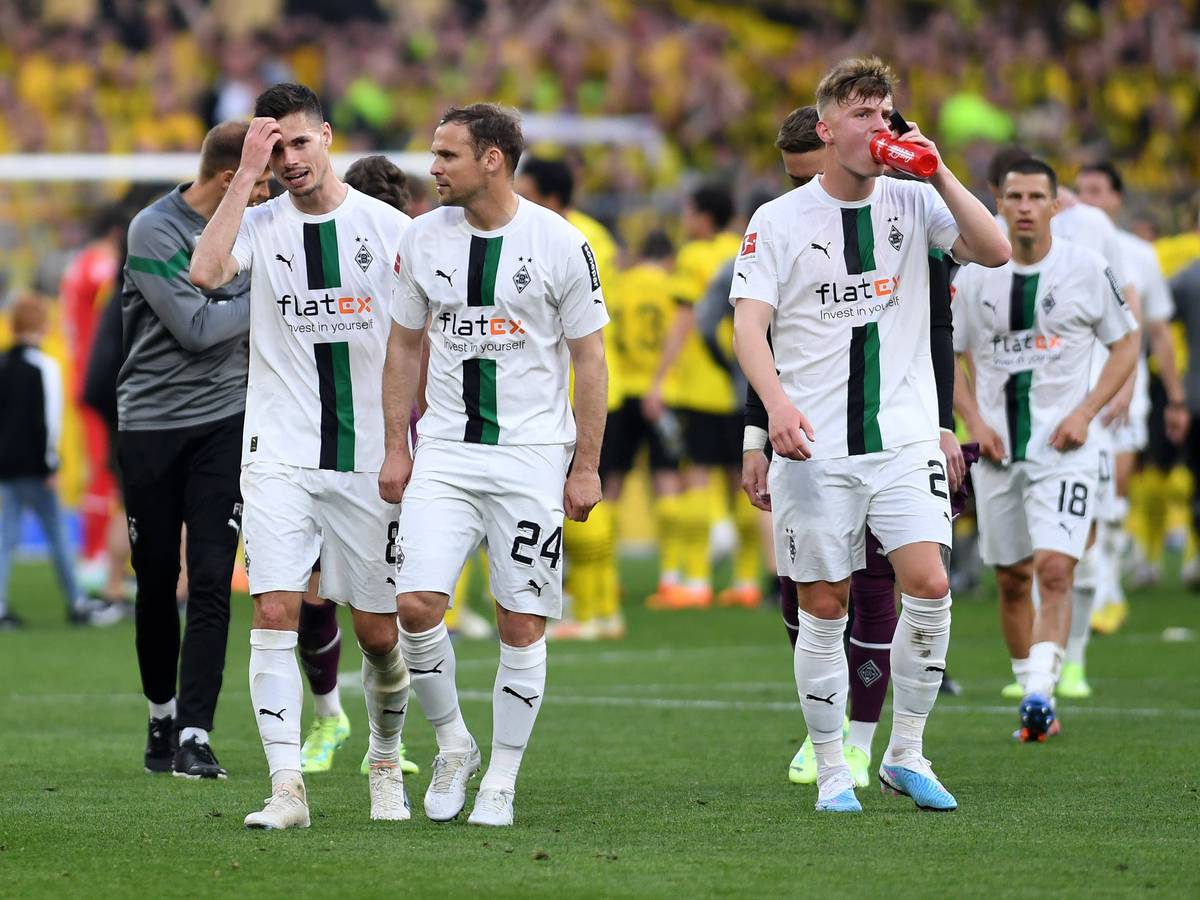 Enttäuschte Gladbach-Profis nach der 2:5-Klatsche im Bundesliga-Topspiel (13. Mai 2023) bei Borussia Dortmund. Zu sehen sind Weigl, Jantschke, Netz und Lainer (v.l.n.r.).