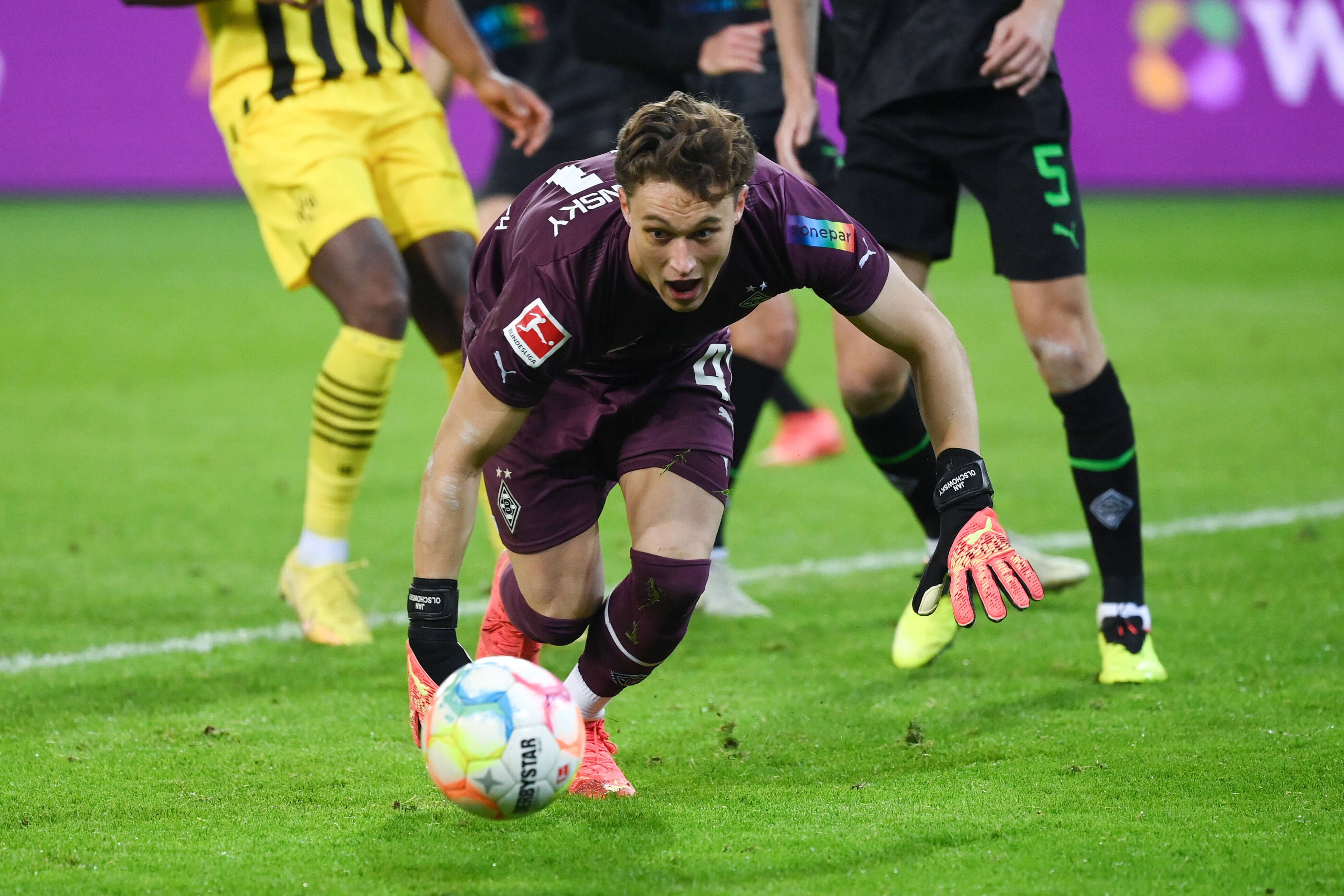 Torwart Jan Olschowsky von Borussia Moenchengladbach. hier zu sehen am 11. November 2022, ersetzt im Bundesliga-Duell (13. Mai 2023) bei Borussia Dortmund den verletzten Jonas Omlin. Er sichert in dieser Szene den Ball.