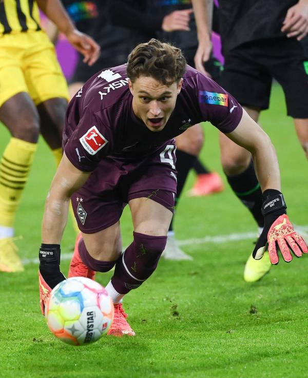 Torwart Jan Olschowsky von Borussia Moenchengladbach. hier zu sehen am 11. November 2022, ersetzt im Bundesliga-Duell (13. Mai 2023) bei Borussia Dortmund den verletzten Jonas Omlin. Er sichert in dieser Szene den Ball.