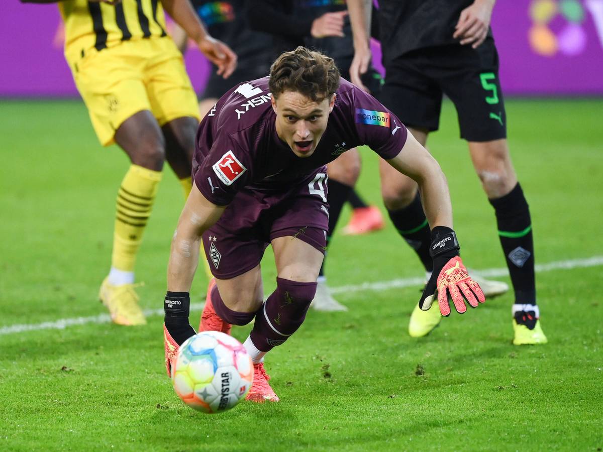 Torwart Jan Olschowsky von Borussia Moenchengladbach. hier zu sehen am 11. November 2022, ersetzt im Bundesliga-Duell (13. Mai 2023) bei Borussia Dortmund den verletzten Jonas Omlin. Er sichert in dieser Szene den Ball.