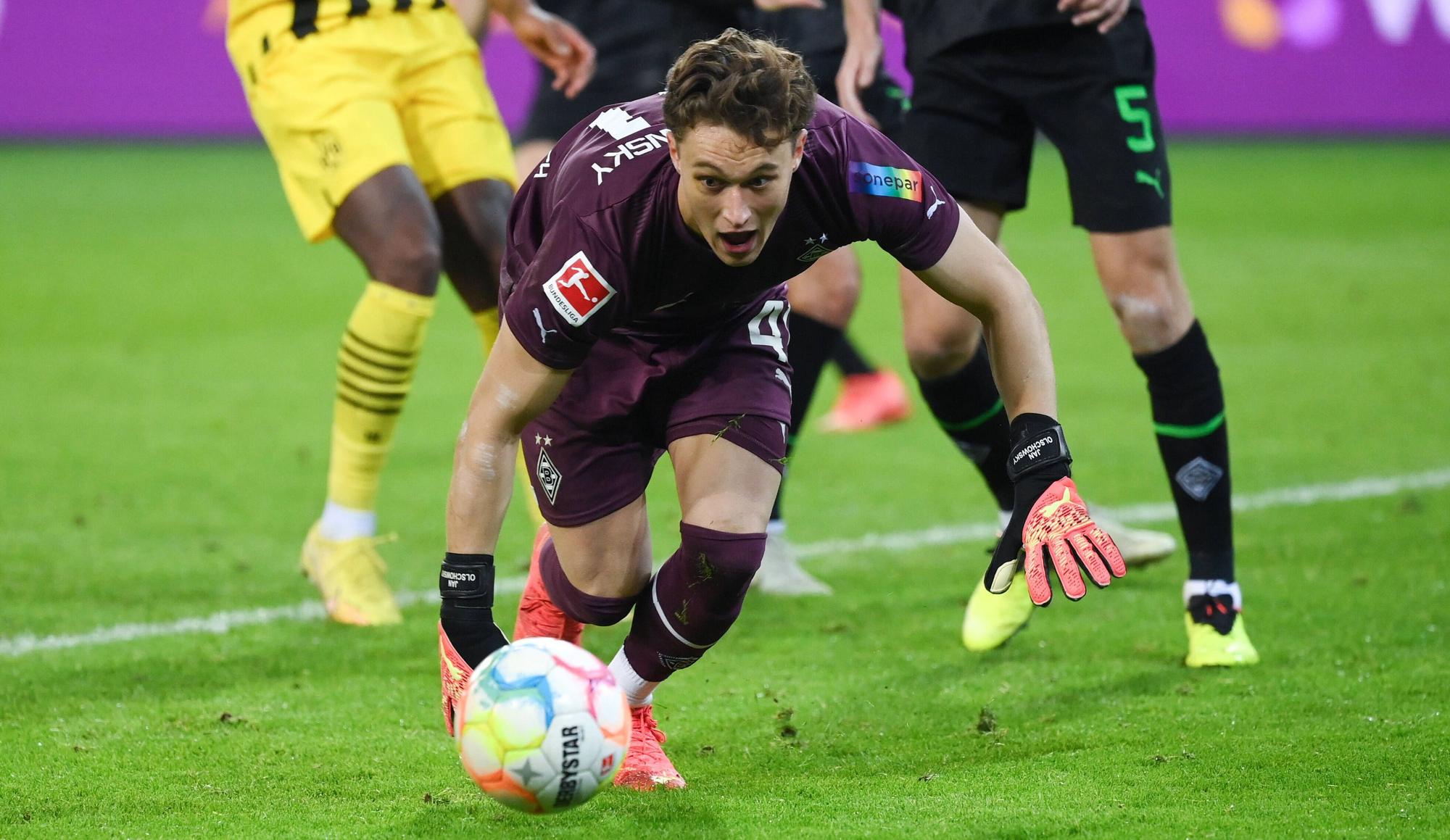 Torwart Jan Olschowsky von Borussia Moenchengladbach. hier zu sehen am 11. November 2022, ersetzt im Bundesliga-Duell (13. Mai 2023) bei Borussia Dortmund den verletzten Jonas Omlin. Er sichert in dieser Szene den Ball.