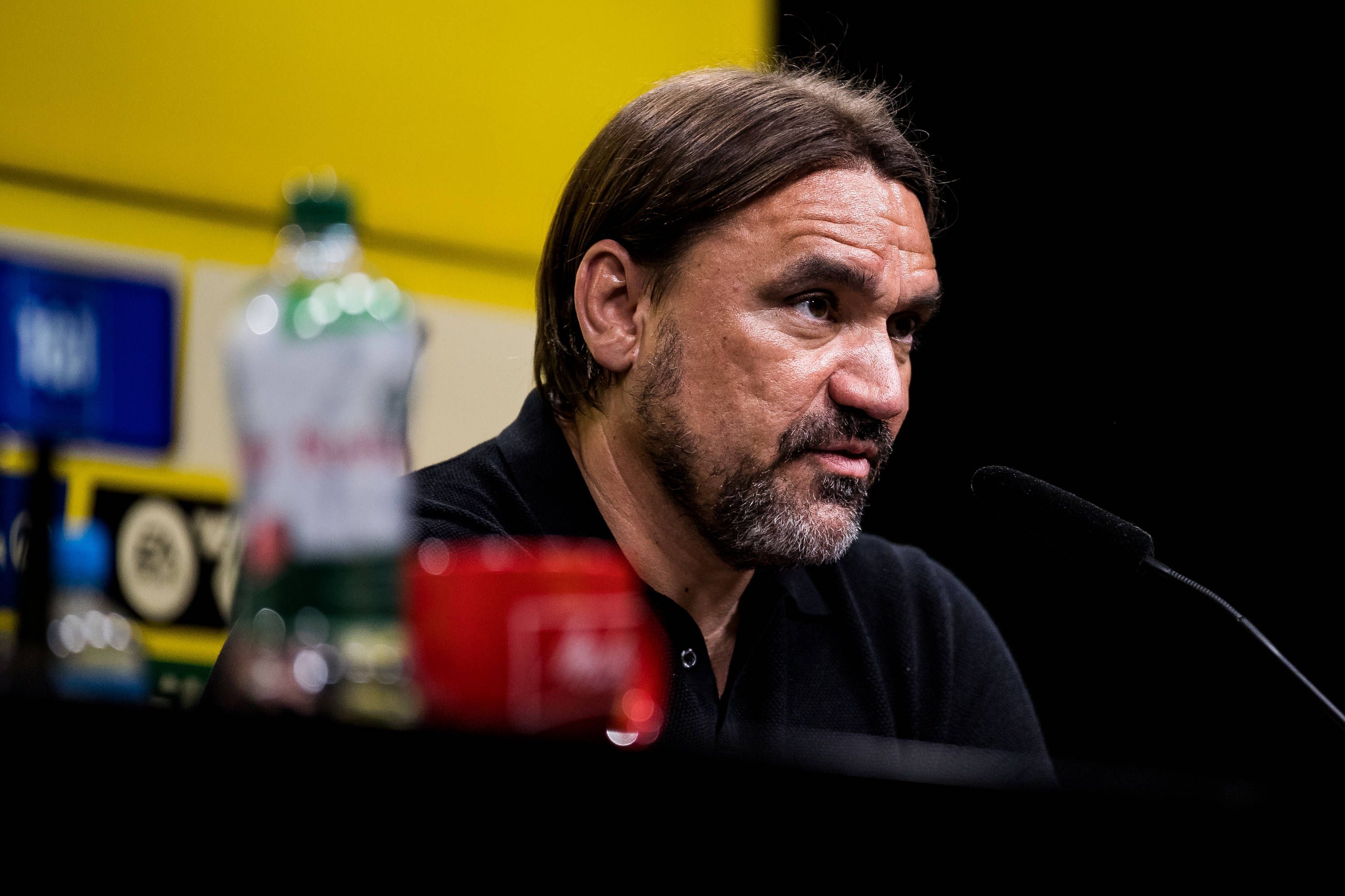 Gladbach-Trainer Daniel Farke ist massiv in die Kritik geraten. Gerüchte, dass er entlassen werden soll, sind bereits da. Hier ist der 46-Jährige nach der Fohlen-Klatsche (2:5) im Bundesliga-Topspiel (13. Mai 2023) bei Borussia Dortmund zu sehen. Farke spricht während einer Pressekonferenz.