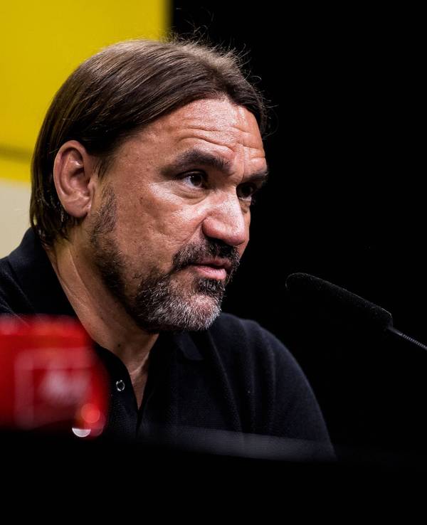 Gladbach-Trainer Daniel Farke ist massiv in die Kritik geraten. Gerüchte, dass er entlassen werden soll, sind bereits da. Hier ist der 46-Jährige nach der Fohlen-Klatsche (2:5) im Bundesliga-Topspiel (13. Mai 2023) bei Borussia Dortmund zu sehen. Farke spricht während einer Pressekonferenz.