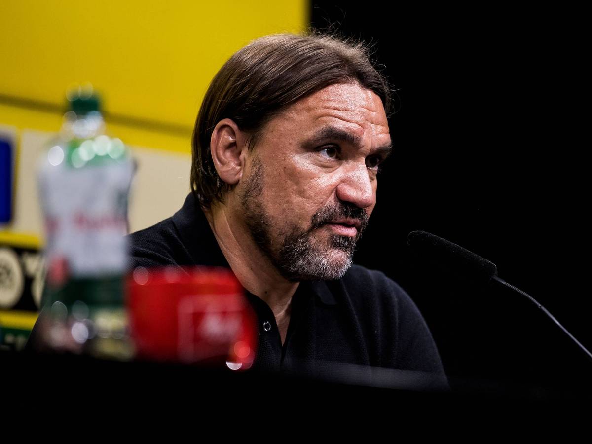 Gladbach-Trainer Daniel Farke ist massiv in die Kritik geraten. Gerüchte, dass er entlassen werden soll, sind bereits da. Hier ist der 46-Jährige nach der Fohlen-Klatsche (2:5) im Bundesliga-Topspiel (13. Mai 2023) bei Borussia Dortmund zu sehen. Farke spricht während einer Pressekonferenz.