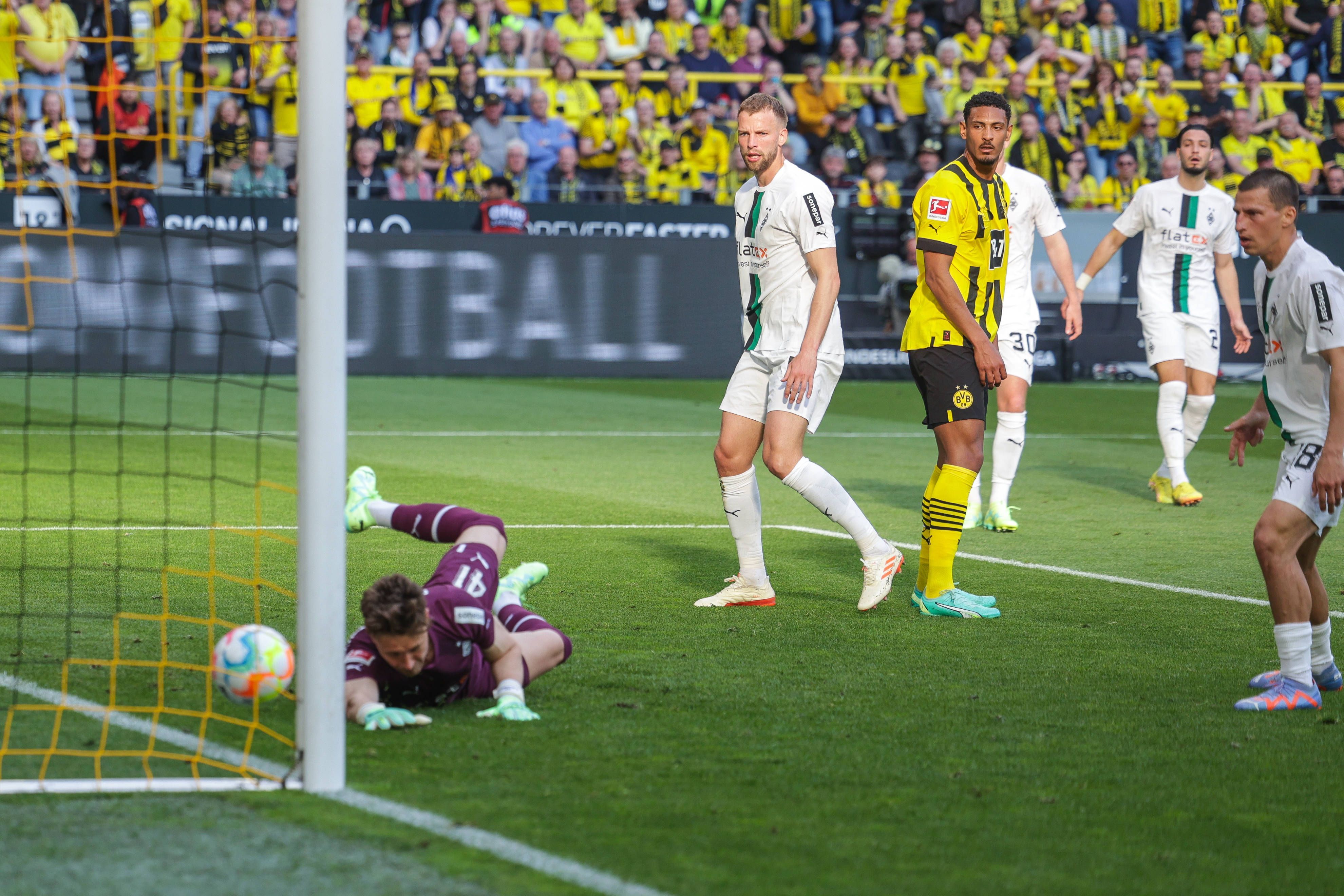Bitterer Abend für Borussia Mönchengladbach! Bei Borussia Dortmund kam die Elf vom Niederrhein am Samstag (13. Mai 2023) mit 2:5 unter die Räder. Das Foto zeigt Keeper Jan Olschowsky (l.) und die Verteidiger Stefan Lainer (r.) und Marvin Friedrich (2. v. l) beim 0:3 durch Sebastien Haller (Mitte).