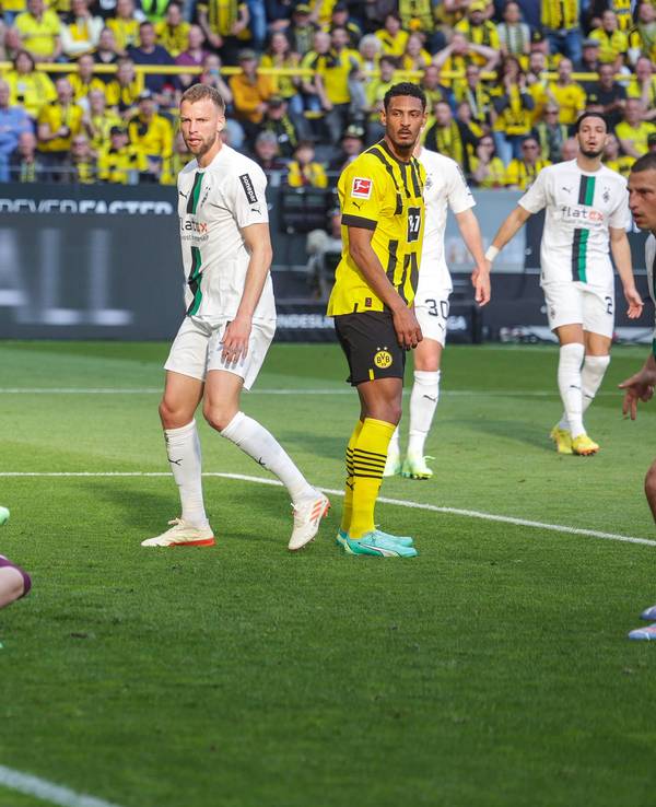Bitterer Abend für Borussia Mönchengladbach! Bei Borussia Dortmund kam die Elf vom Niederrhein am Samstag (13. Mai 2023) mit 2:5 unter die Räder. Das Foto zeigt Keeper Jan Olschowsky (l.) und die Verteidiger Stefan Lainer (r.) und Marvin Friedrich (2. v. l) beim 0:3 durch Sebastien Haller (Mitte).