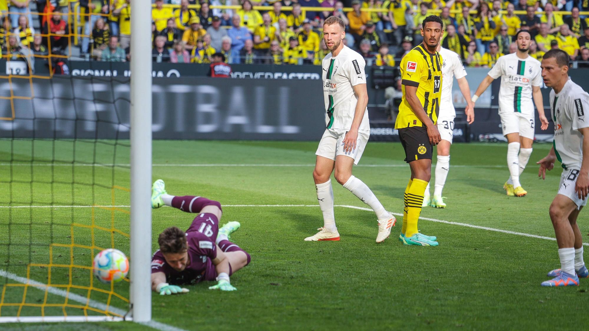 Bitterer Abend für Borussia Mönchengladbach! Bei Borussia Dortmund kam die Elf vom Niederrhein am Samstag (13. Mai 2023) mit 2:5 unter die Räder. Das Foto zeigt Keeper Jan Olschowsky (l.) und die Verteidiger Stefan Lainer (r.) und Marvin Friedrich (2. v. l) beim 0:3 durch Sebastien Haller (Mitte).